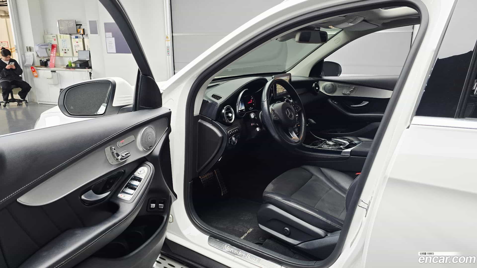 GLC-Class Mercedes-Benz 2018.11-INNER-010
