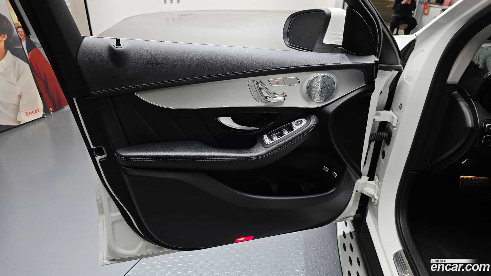 GLC-Class Mercedes-Benz 2018.11-INNER-034