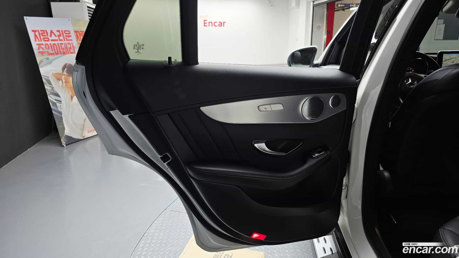 GLC-Class Mercedes-Benz 2018.11-INNER-035