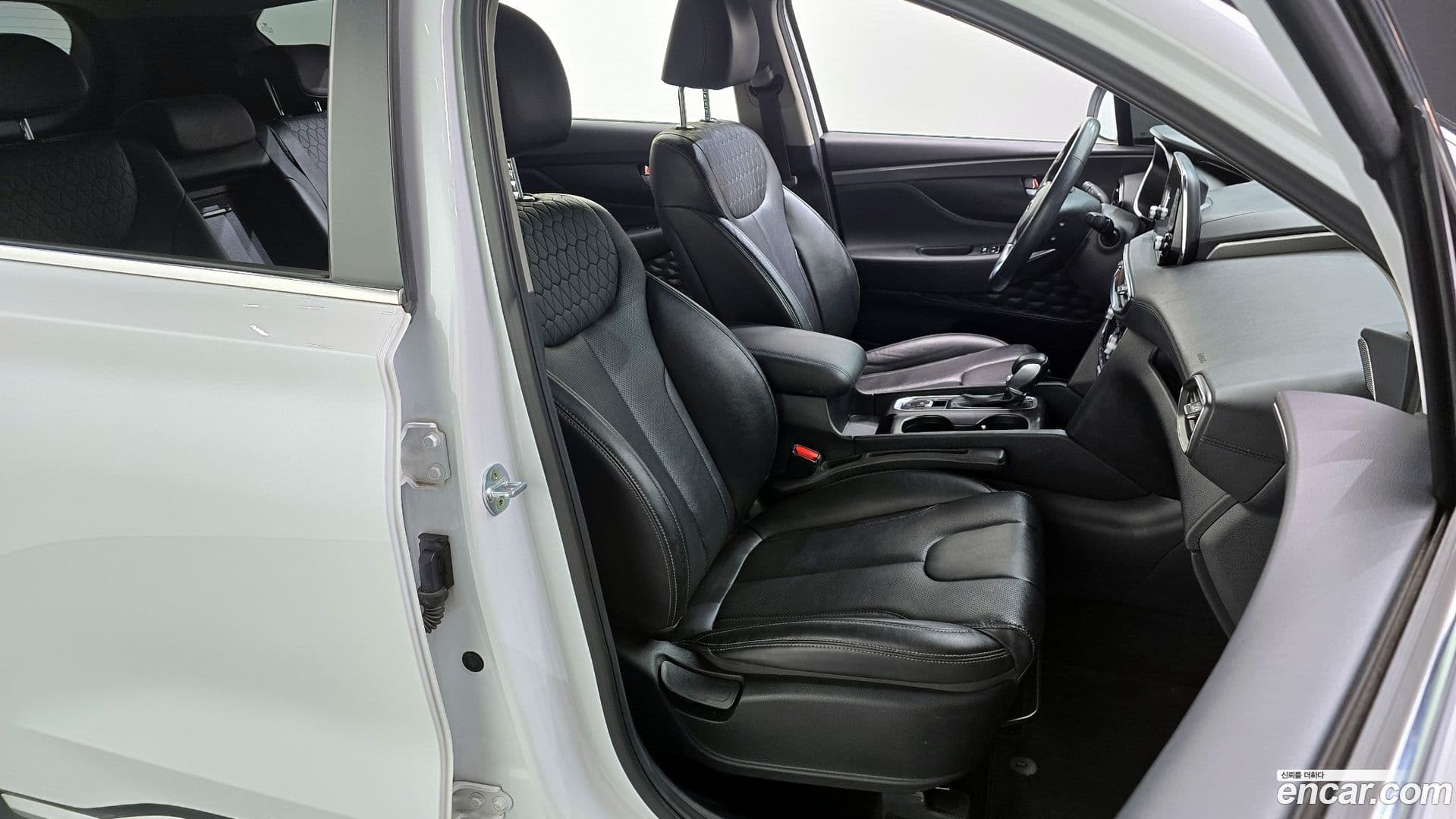 Main__Slider__Photo:Santafe Hyundai 2020.2-10