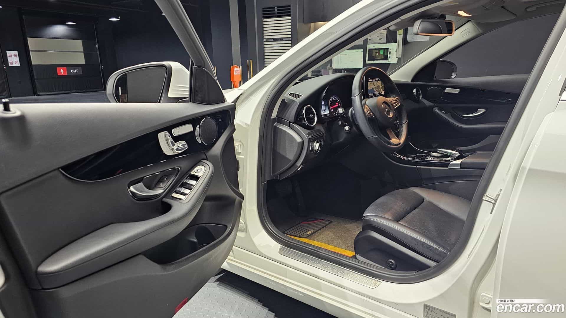C-Class Mercedes-Benz 2018.1-INNER-010