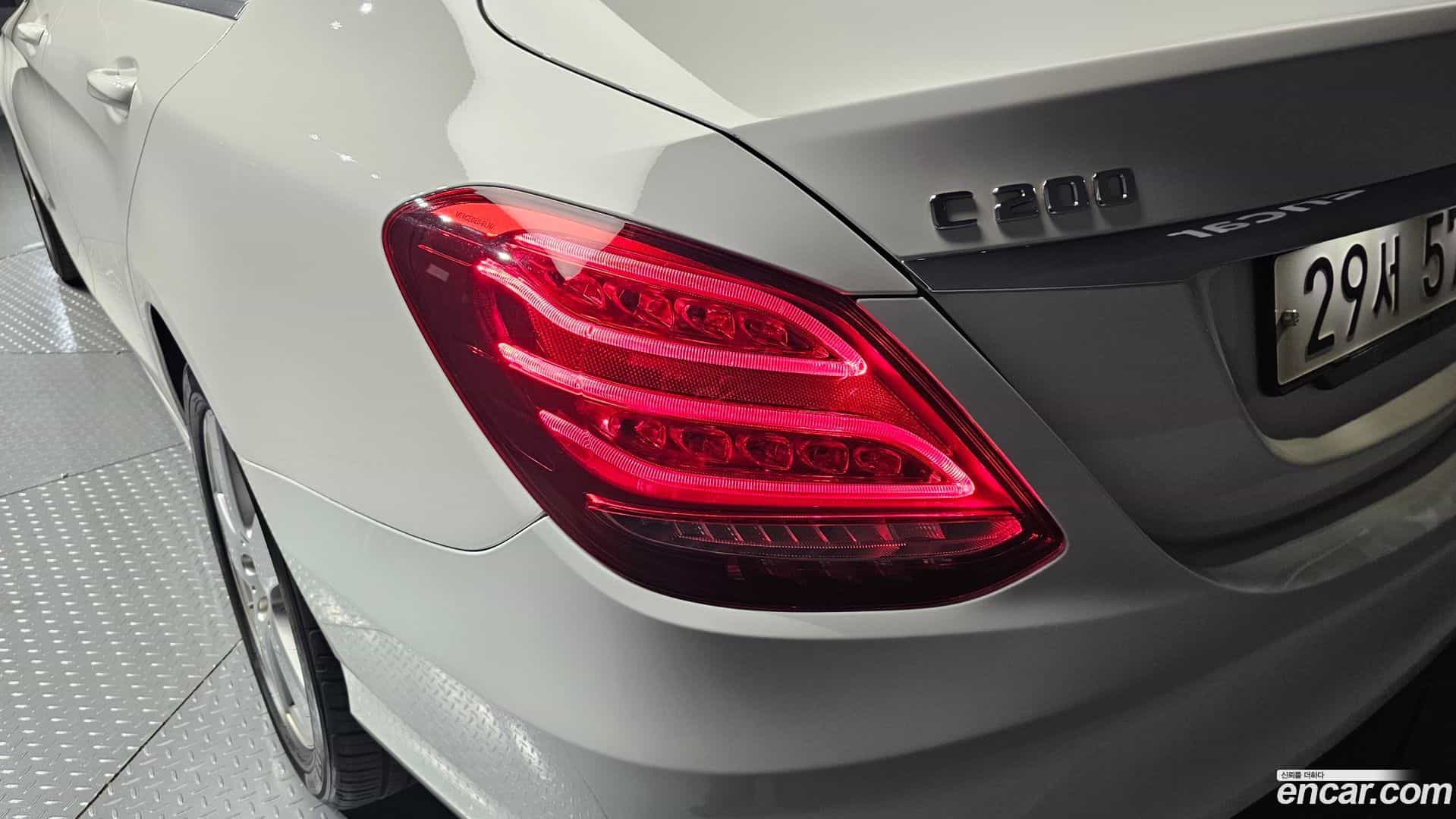 C-Class Mercedes-Benz 2018.1-OUTER-033