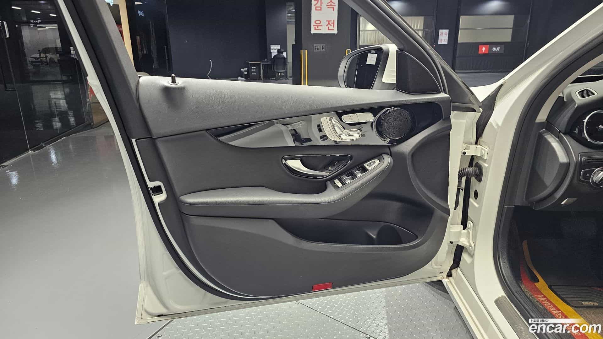 C-Class Mercedes-Benz 2018.1-INNER-034