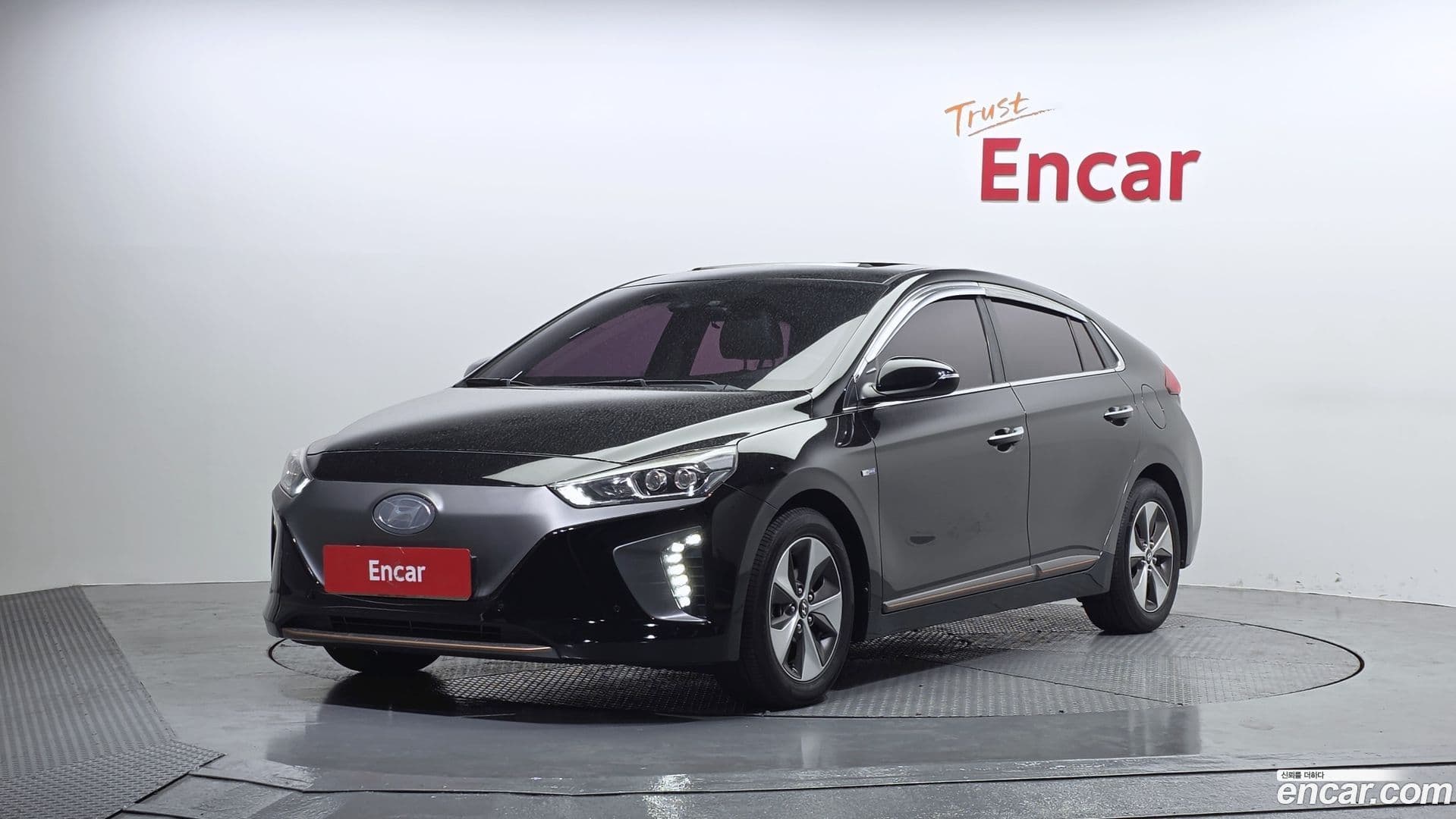 Main__Slider__Photo:Ioniq Hyundai 2017.11-0