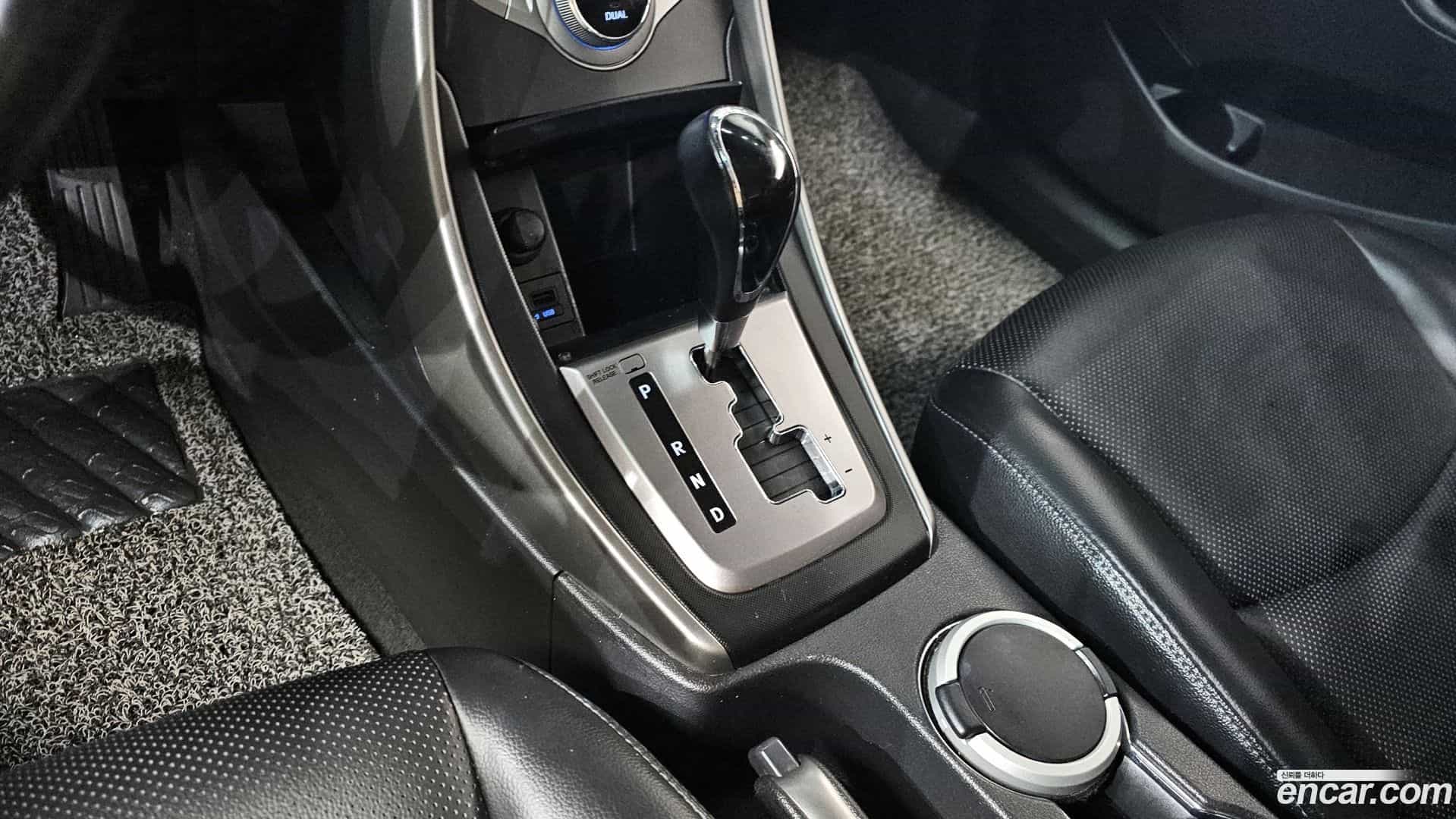 AVANTE Hyundai 2012.10-INNER-009