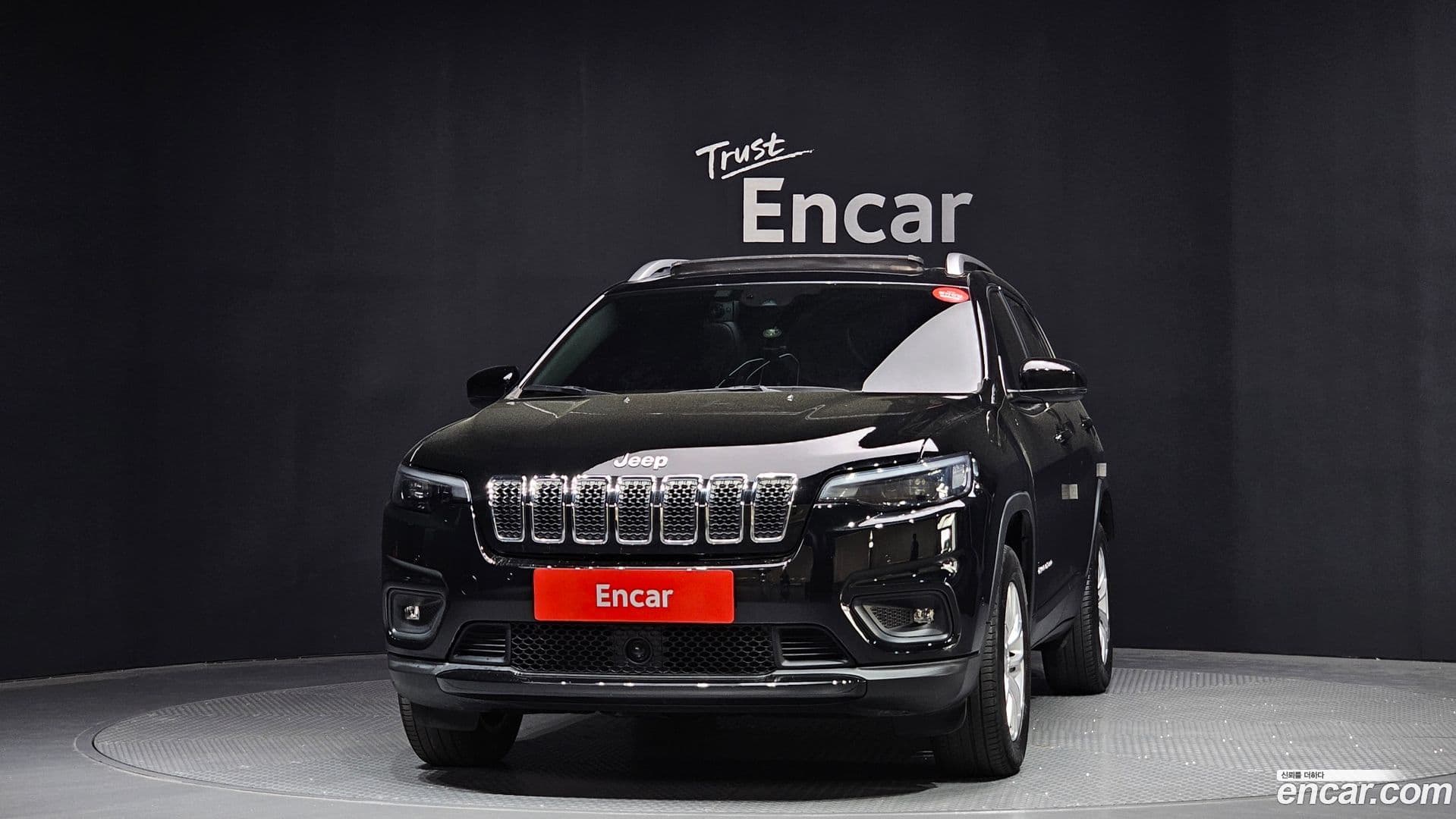 Main__Slider__Photo:Cherokee Jeep 2019.1-2