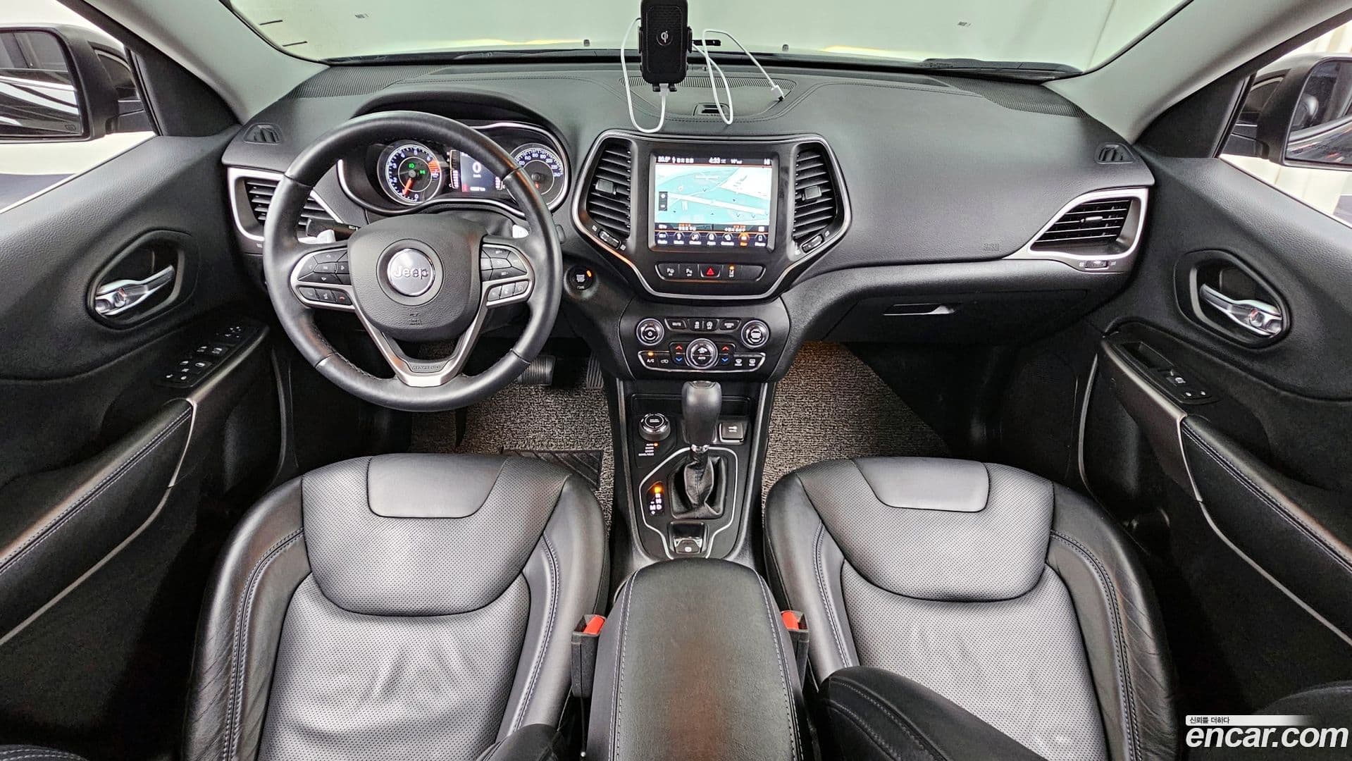 Main__Slider__Photo:Cherokee Jeep 2019.1-6