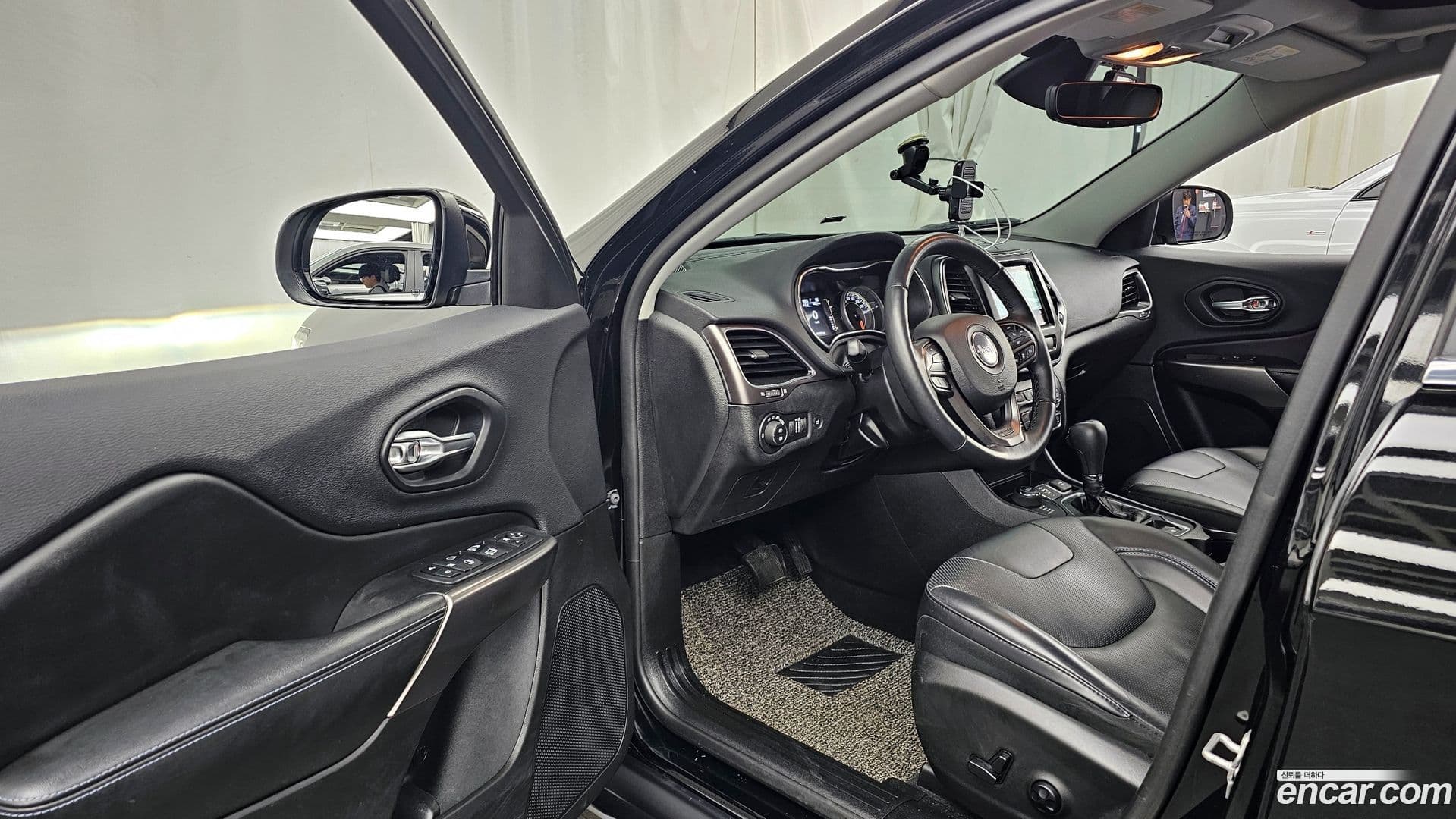 Main__Slider__Photo:Cherokee Jeep 2019.1-9