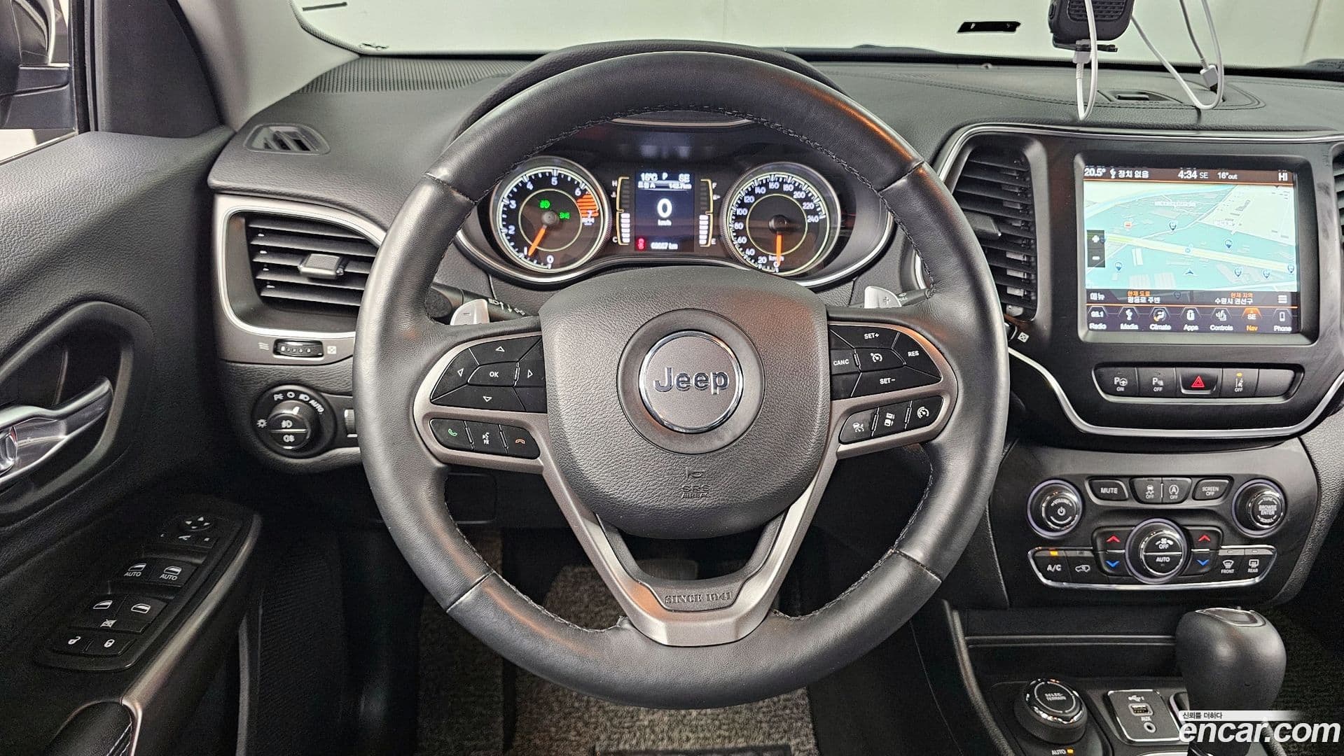 Main__Slider__Photo:Cherokee Jeep 2019.1-12
