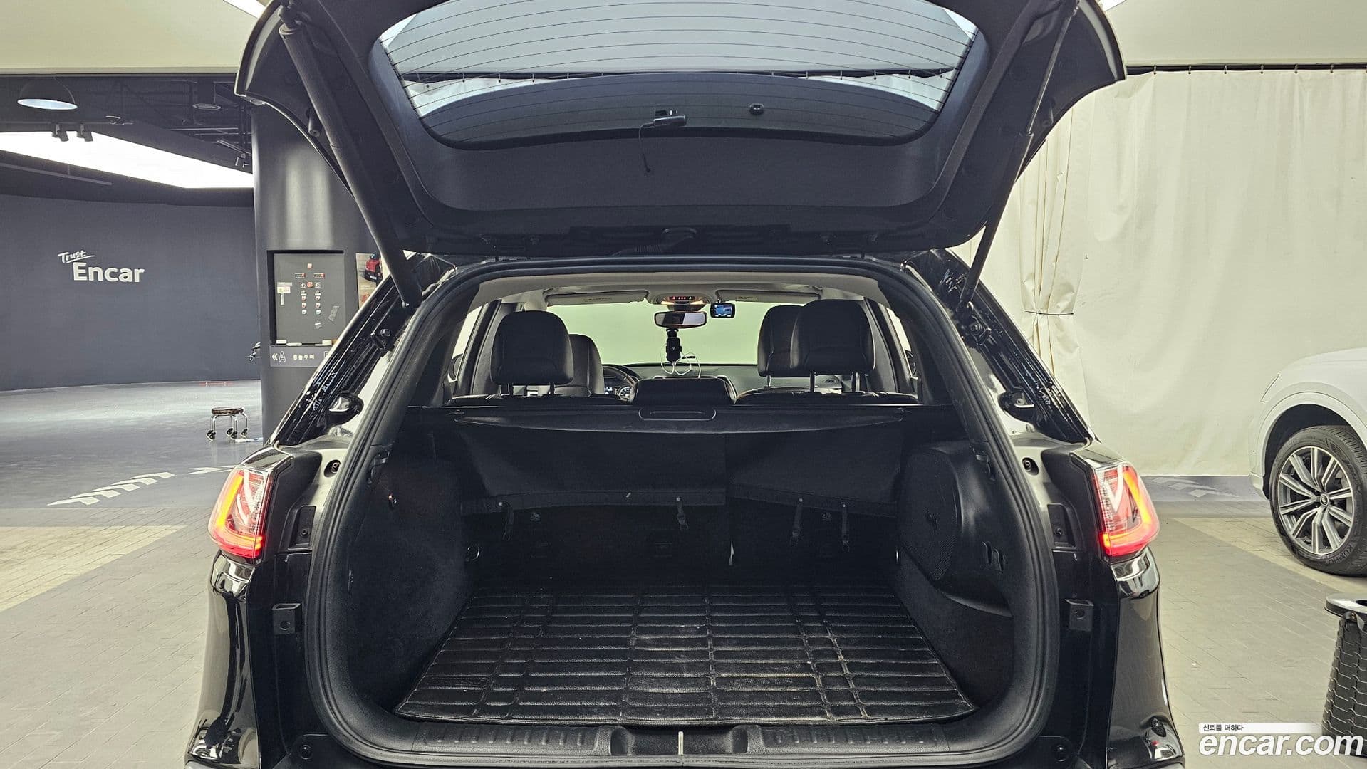 Main__Slider__Photo:Cherokee Jeep 2019.1-19