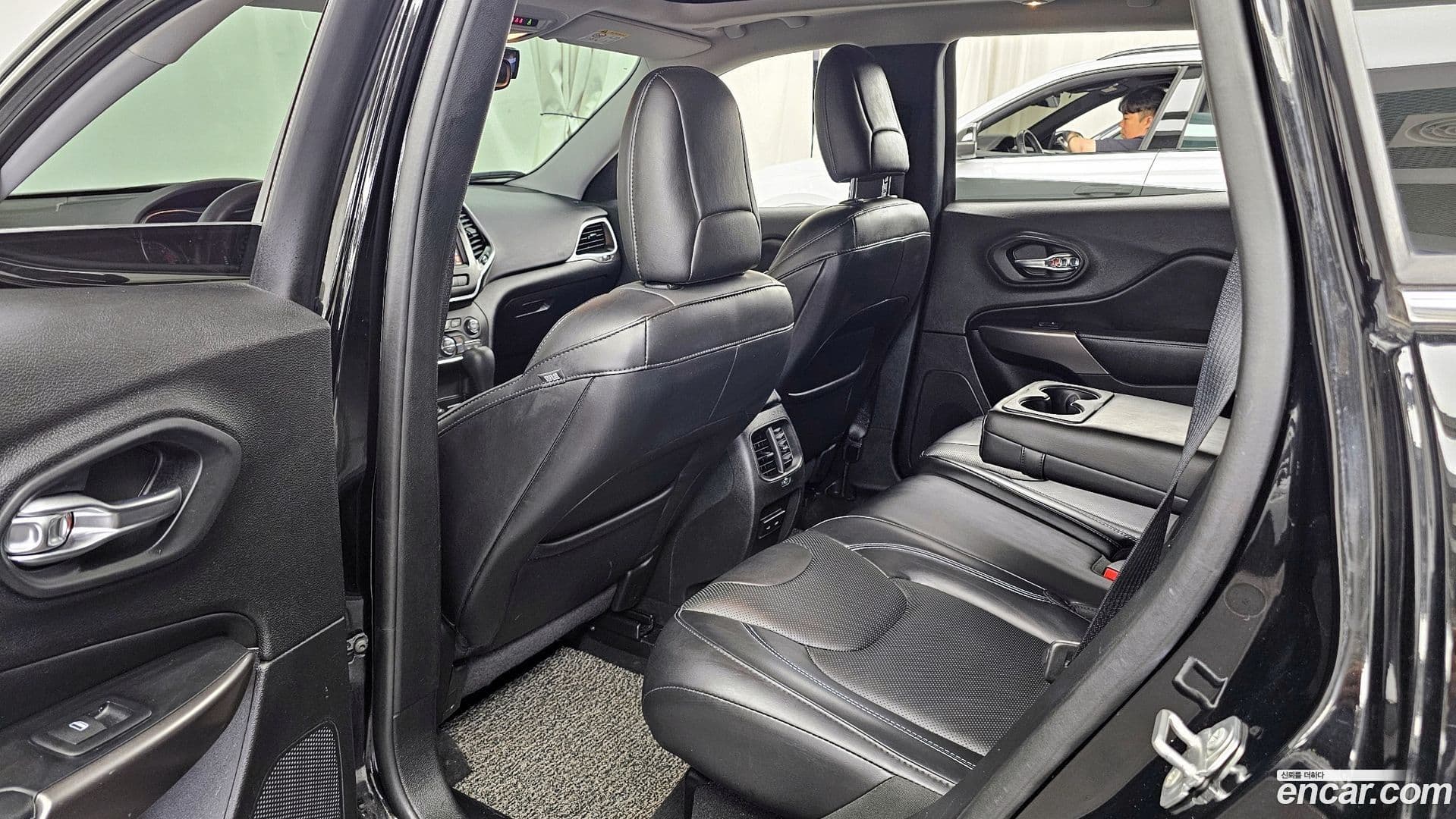 Main__Slider__Photo:Cherokee Jeep 2019.1-25