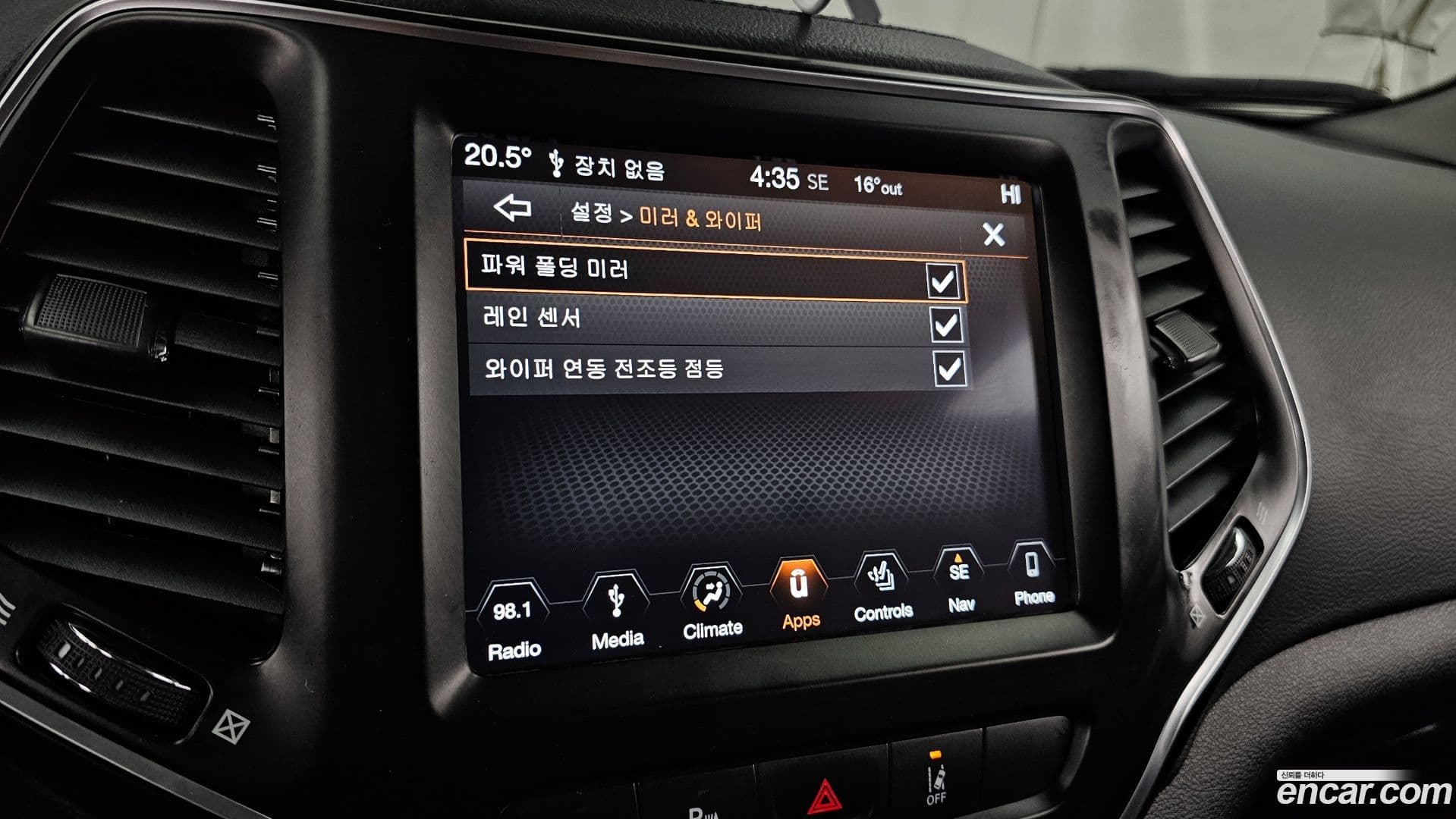 Main__Slider__Photo:Cherokee Jeep 2019.1-27
