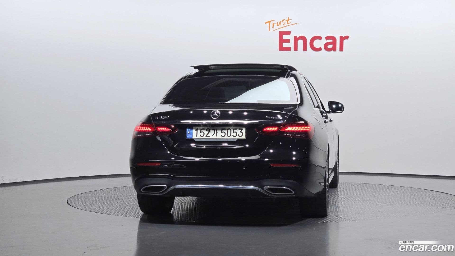 Main__Slider__Photo:E-Class Mercedes-Benz 2021.1-3