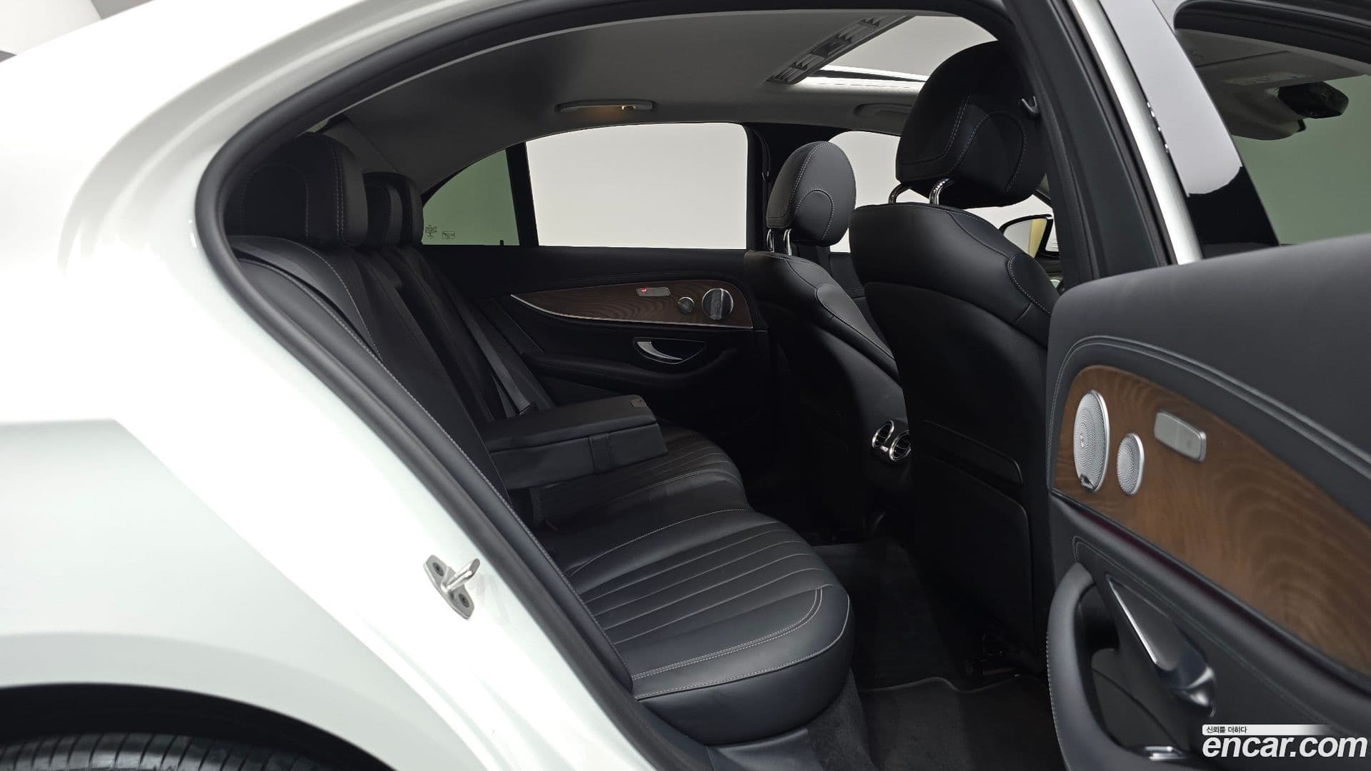 Main__Slider__Photo:E-Class Mercedes-Benz 2020.9-11