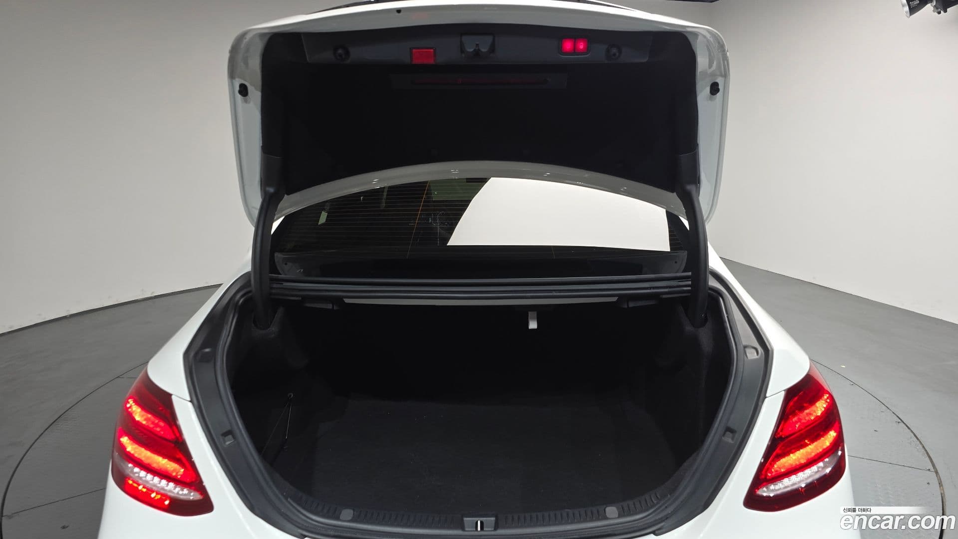 Main__Slider__Photo:E-Class Mercedes-Benz 2020.9-27