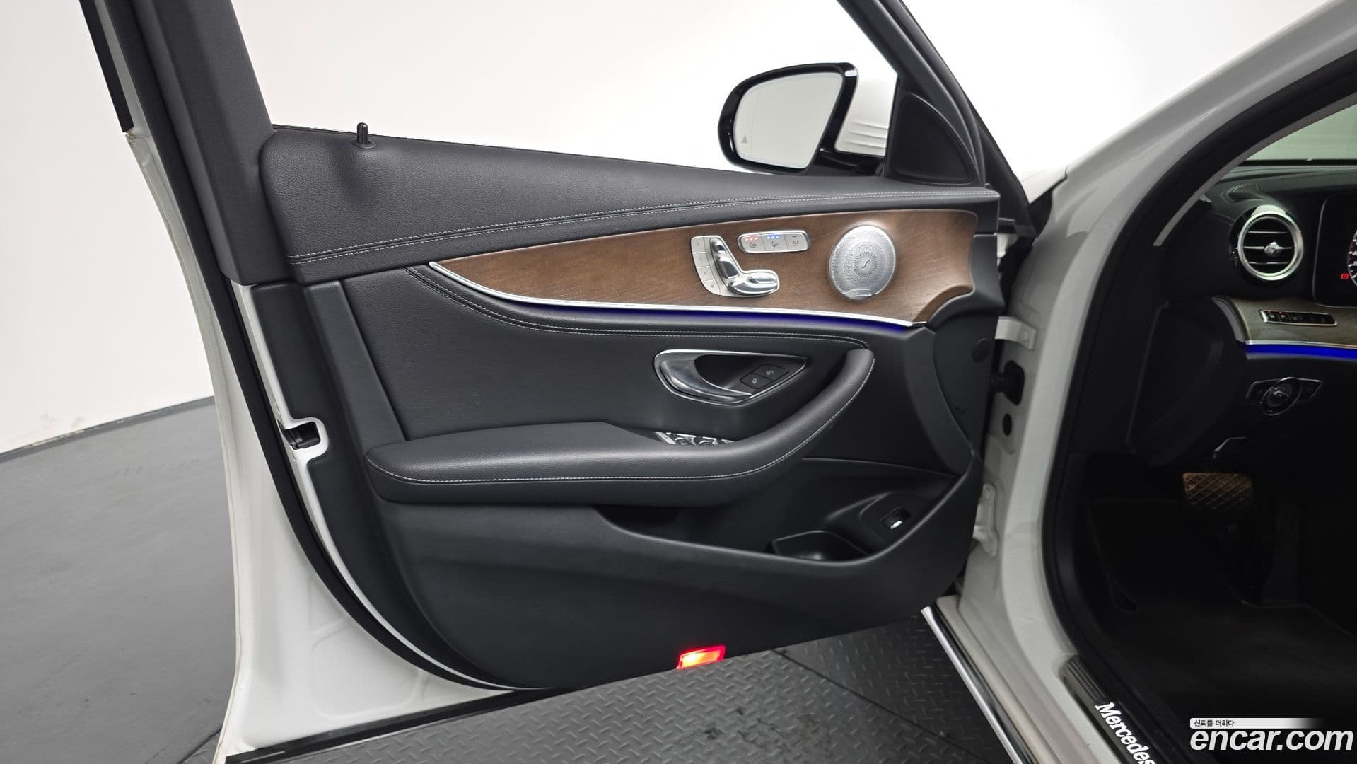 Main__Slider__Photo:E-Class Mercedes-Benz 2020.9-31