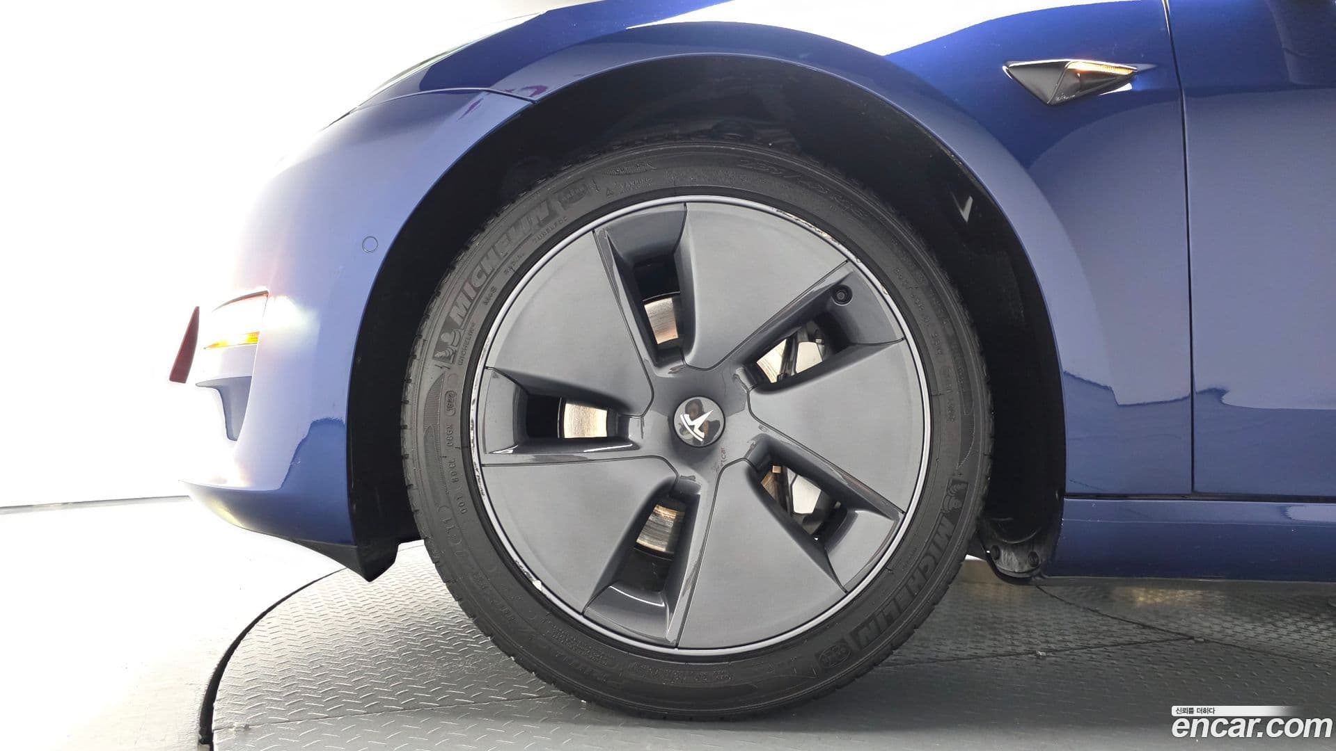 Main__Slider__Photo:Model 3 Tesla 2022.8-4