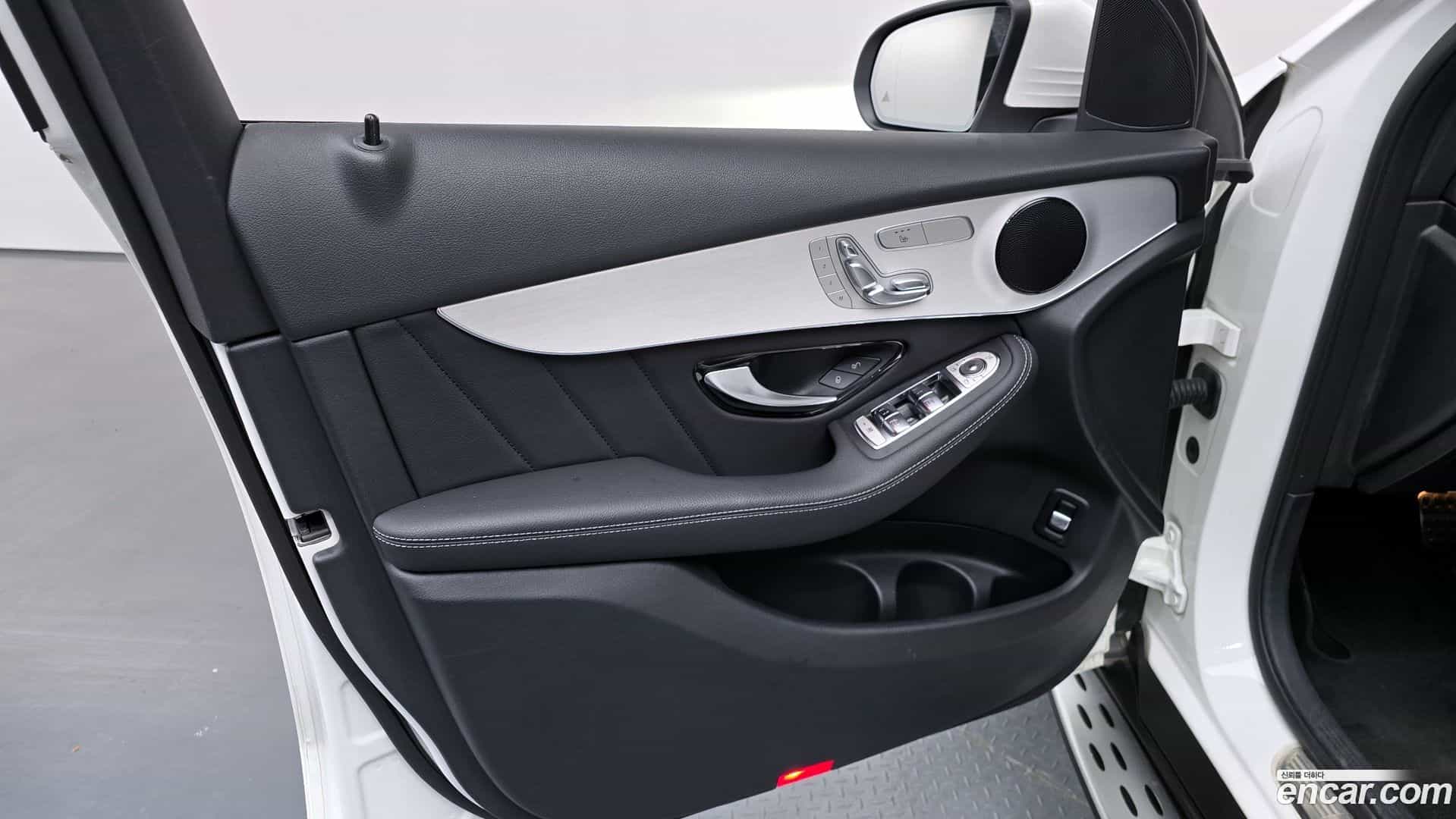 GLC-Class Mercedes-Benz 2021.3-INNER-034