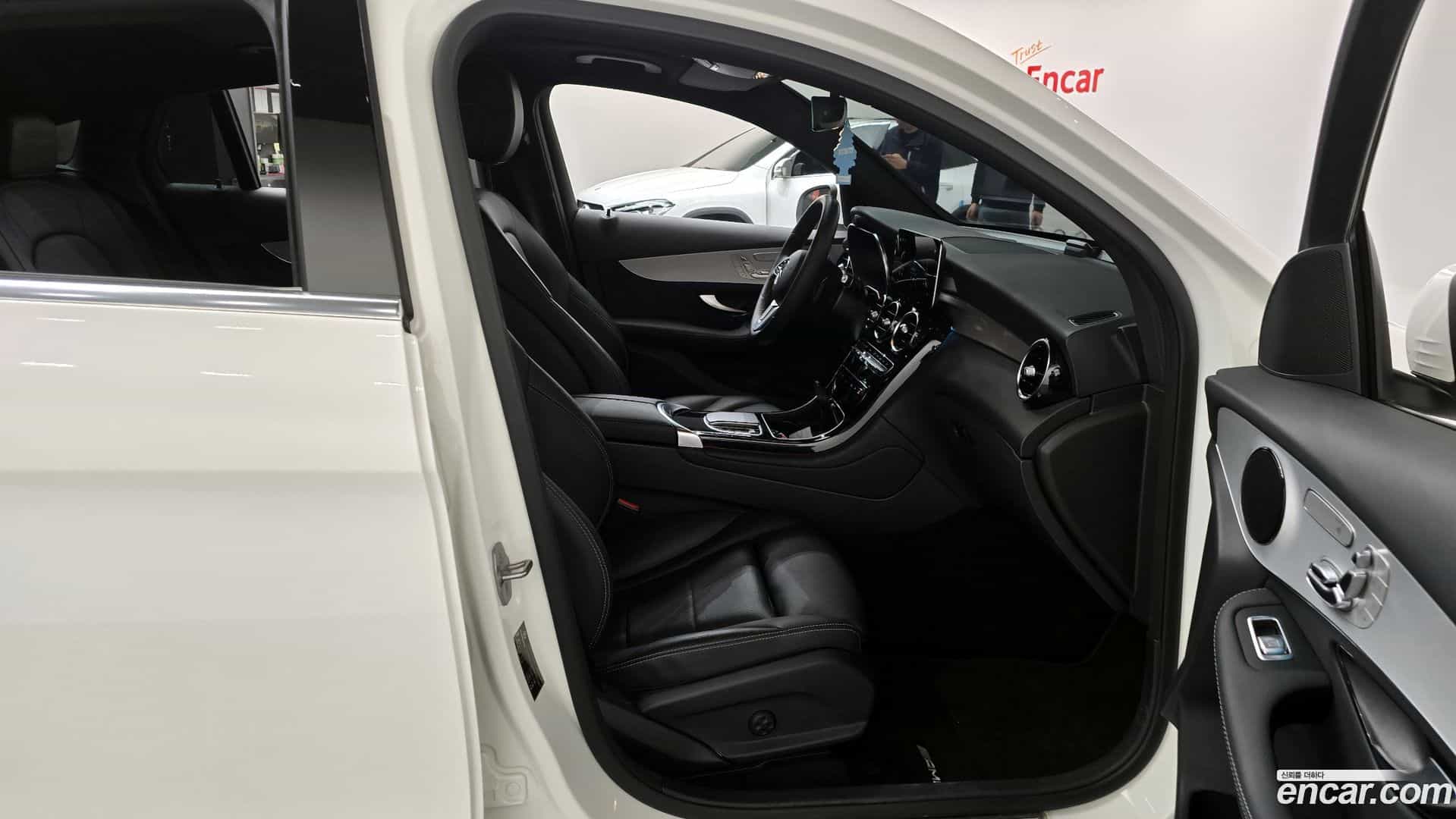GLC-Class Mercedes-Benz 2021.3-INNER-036