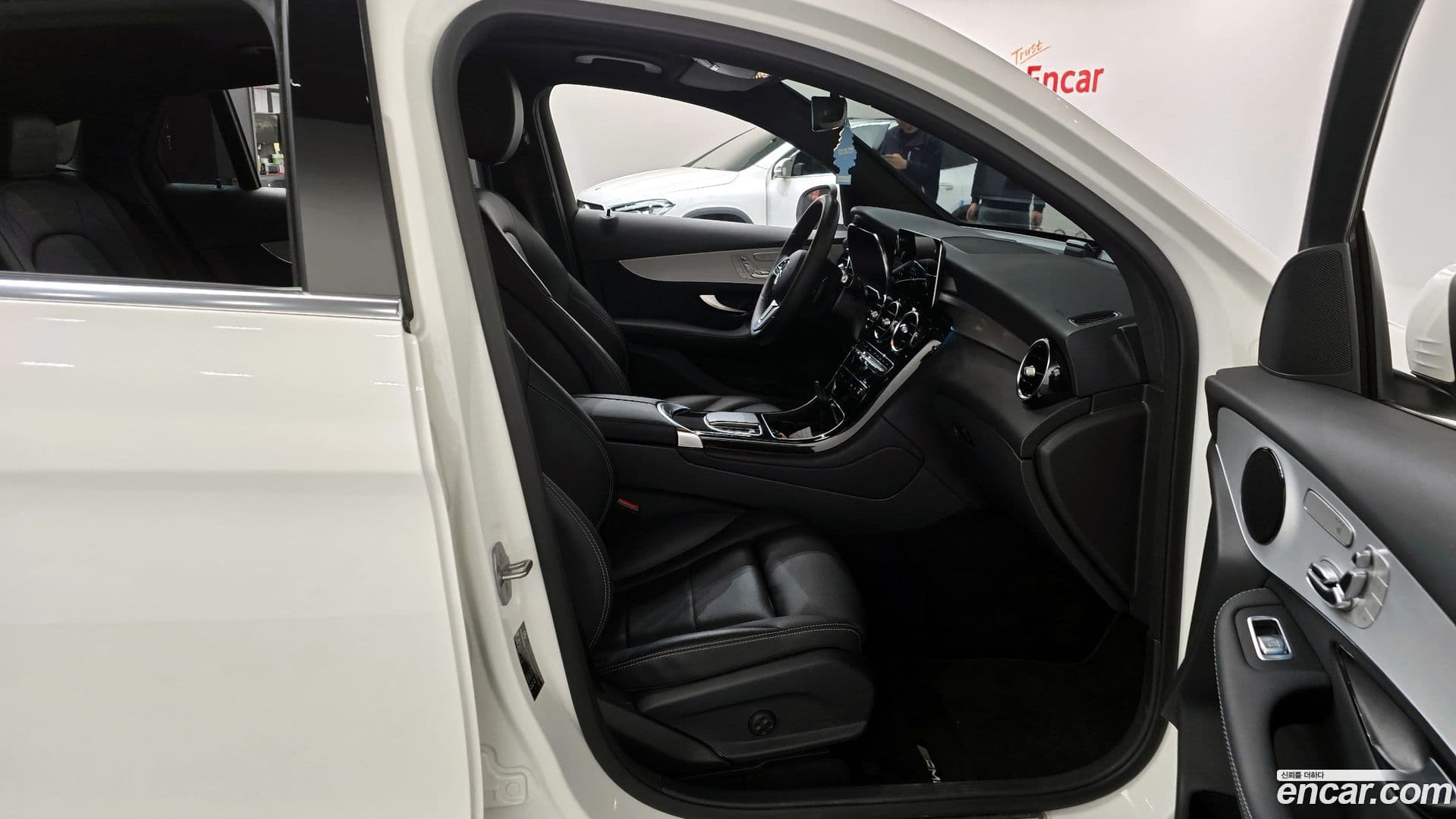 Main__Slider__Photo:GLC-Class Mercedes-Benz 2021.3-25