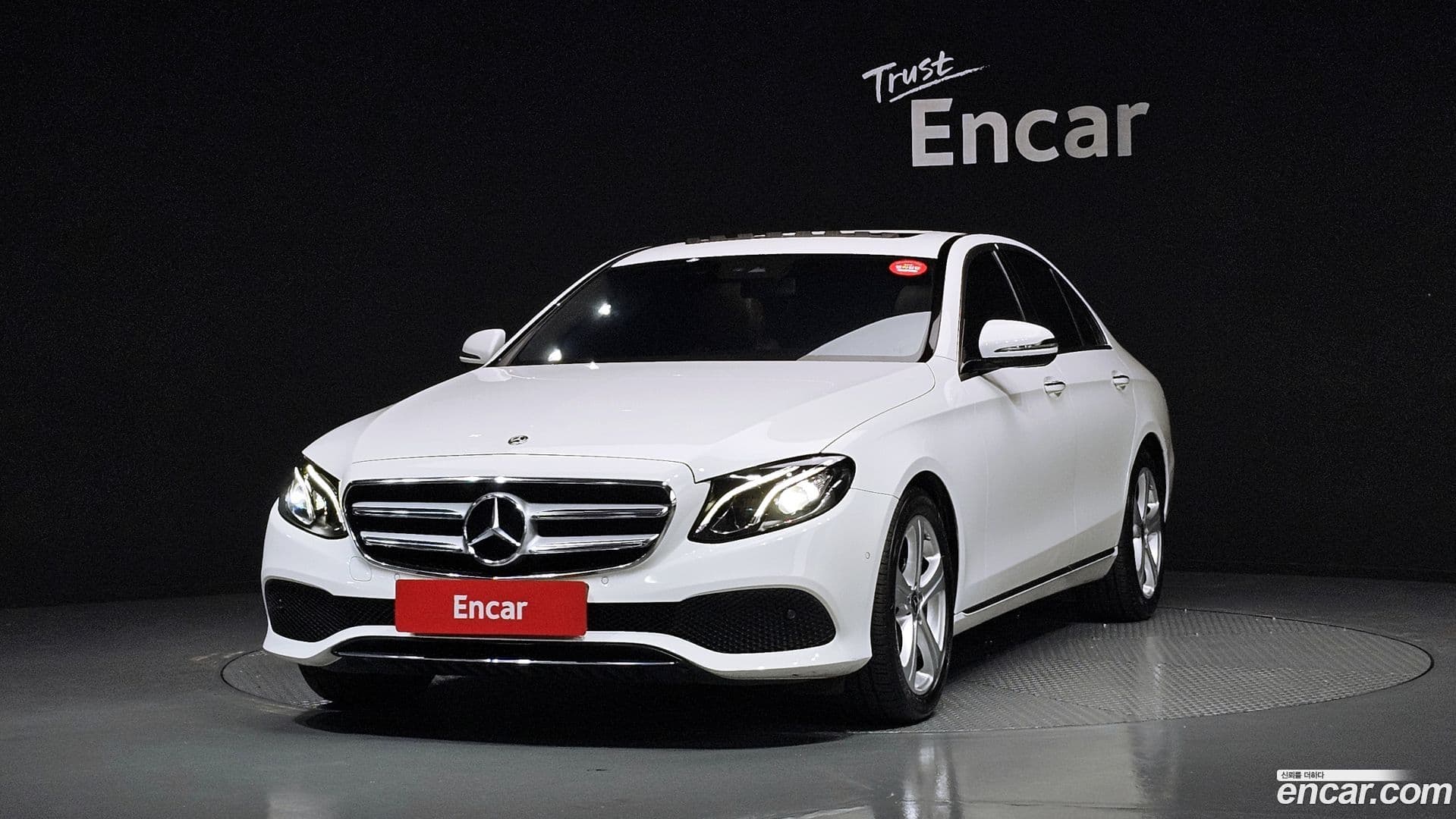 Main__Slider__Photo:E-Class Mercedes-Benz 2018.2-0
