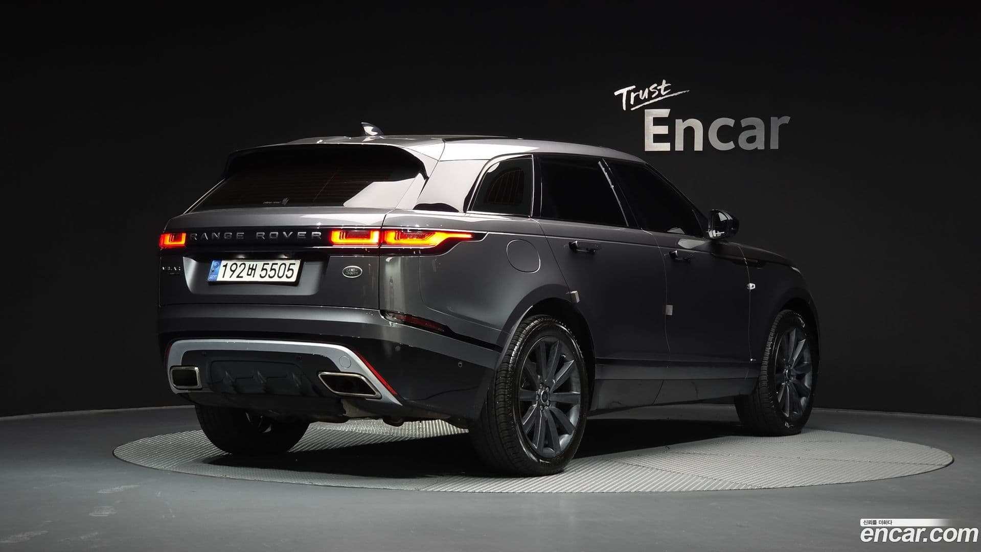 Main__Slider__Photo:Range Rover Velar Land Rover 2018.7-1