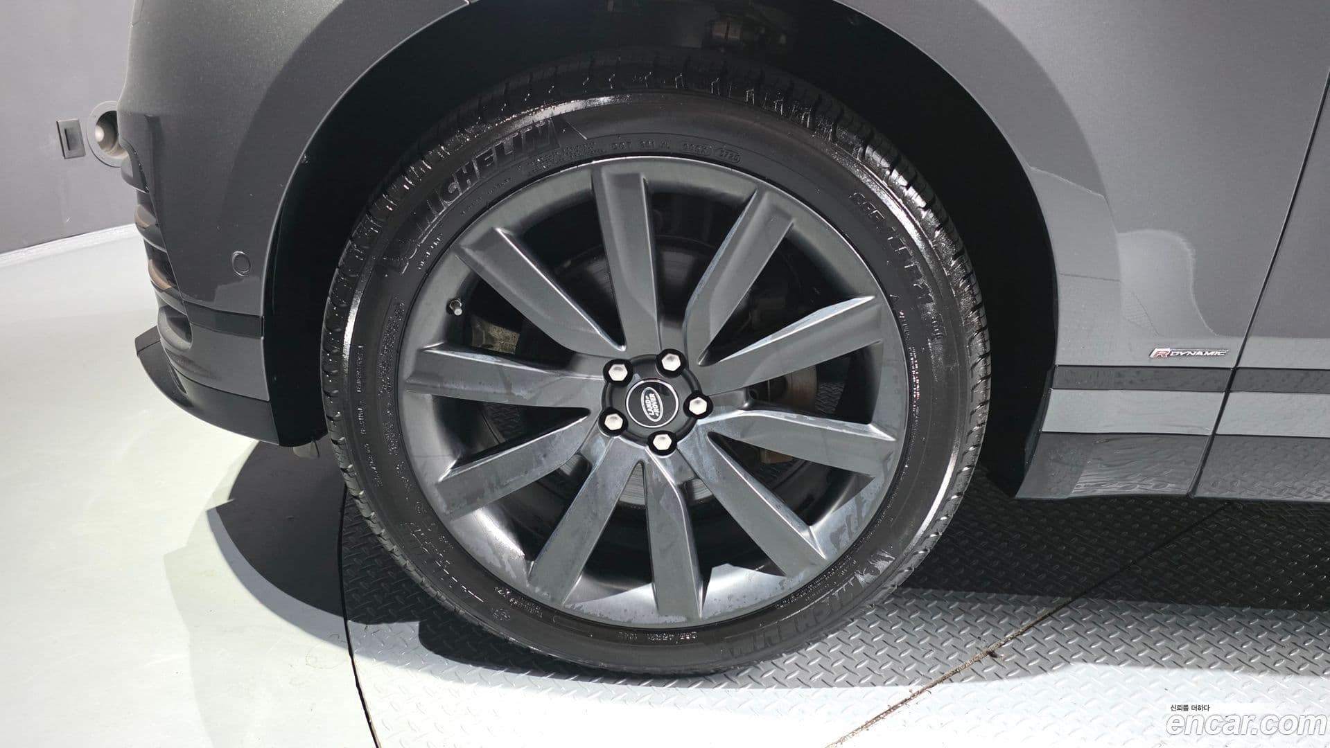 Main__Slider__Photo:Range Rover Velar Land Rover 2018.7-4