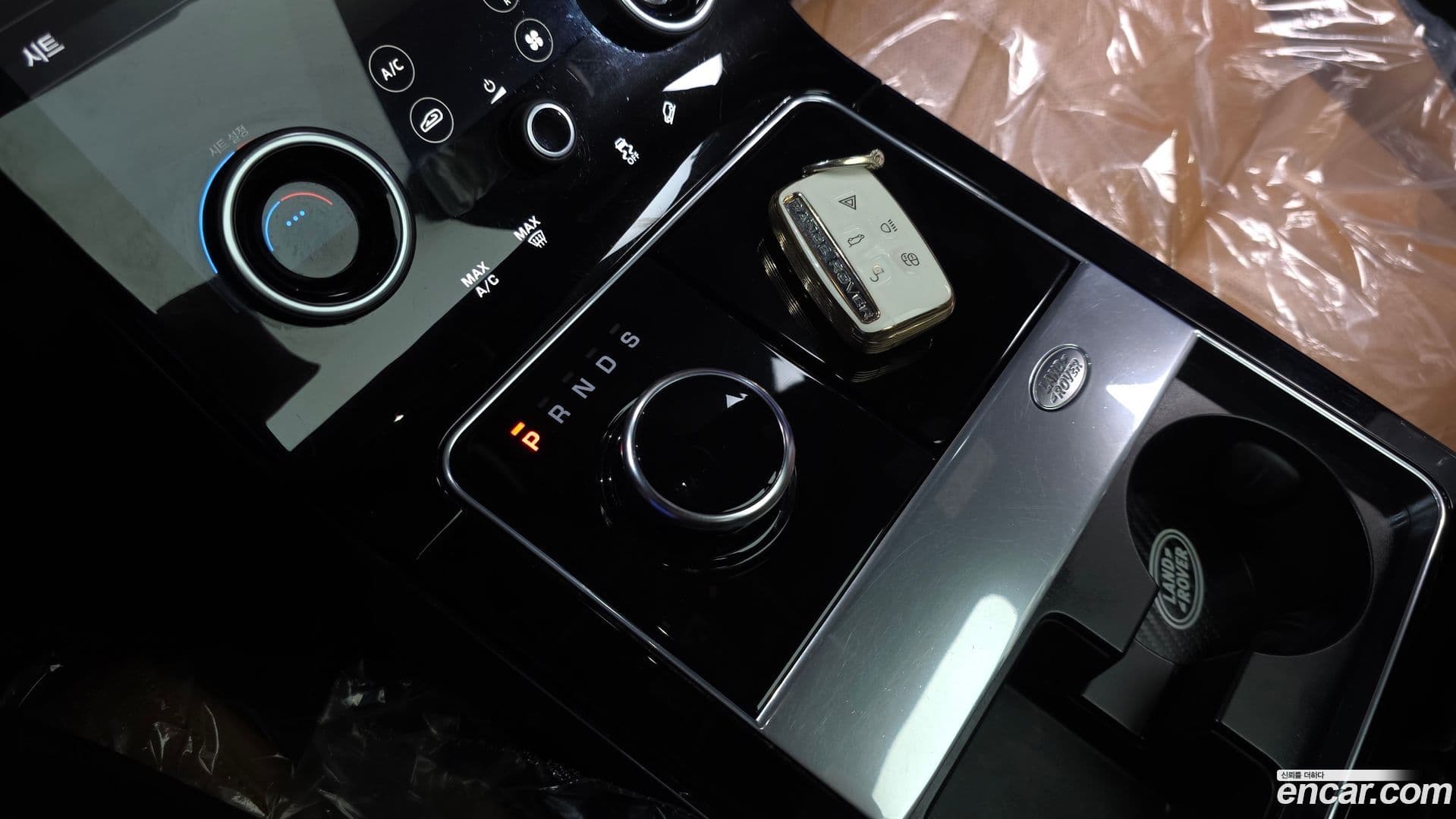 Main__Slider__Photo:Range Rover Velar Land Rover 2018.7-8
