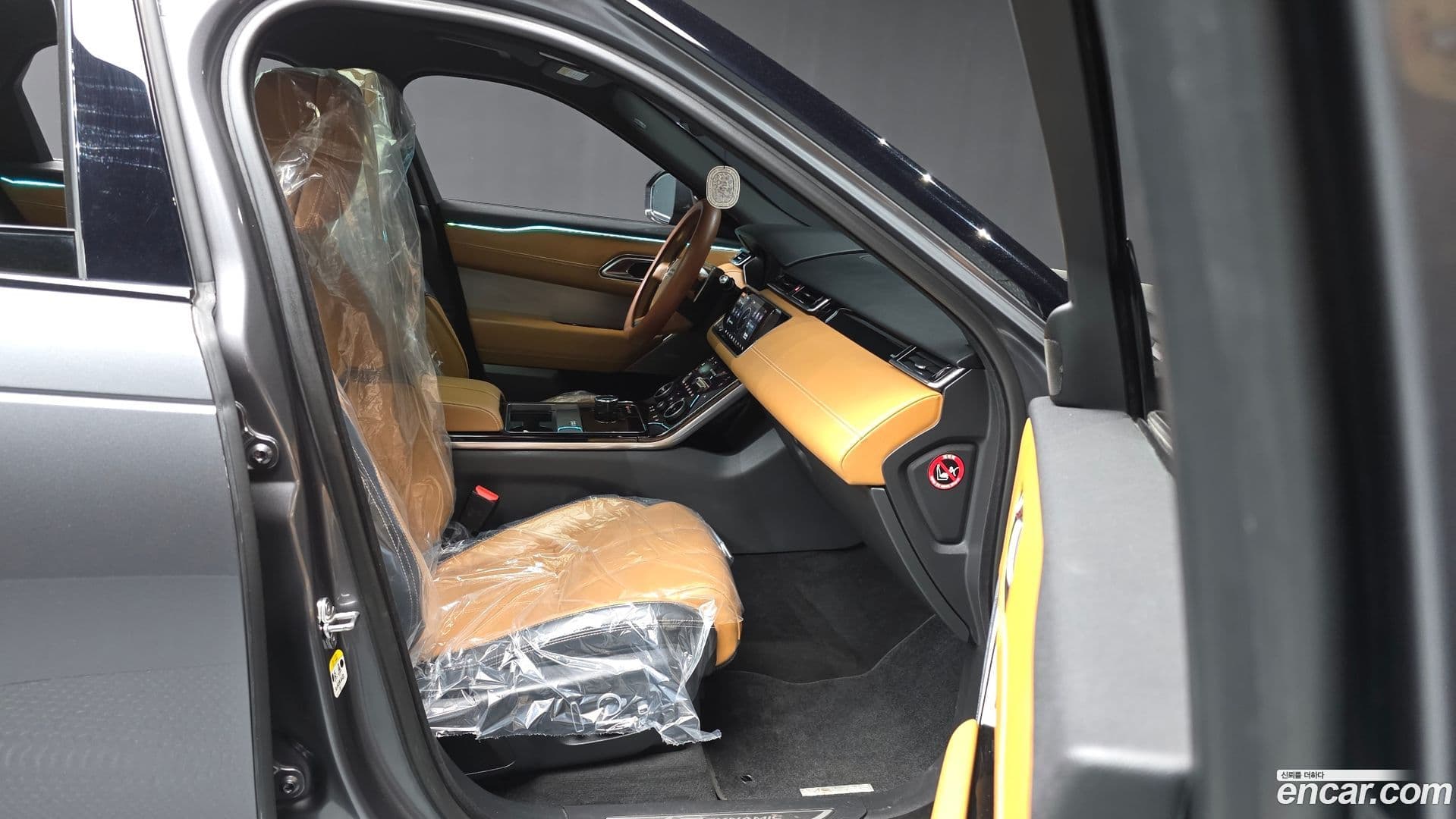 Main__Slider__Photo:Range Rover Velar Land Rover 2018.7-10