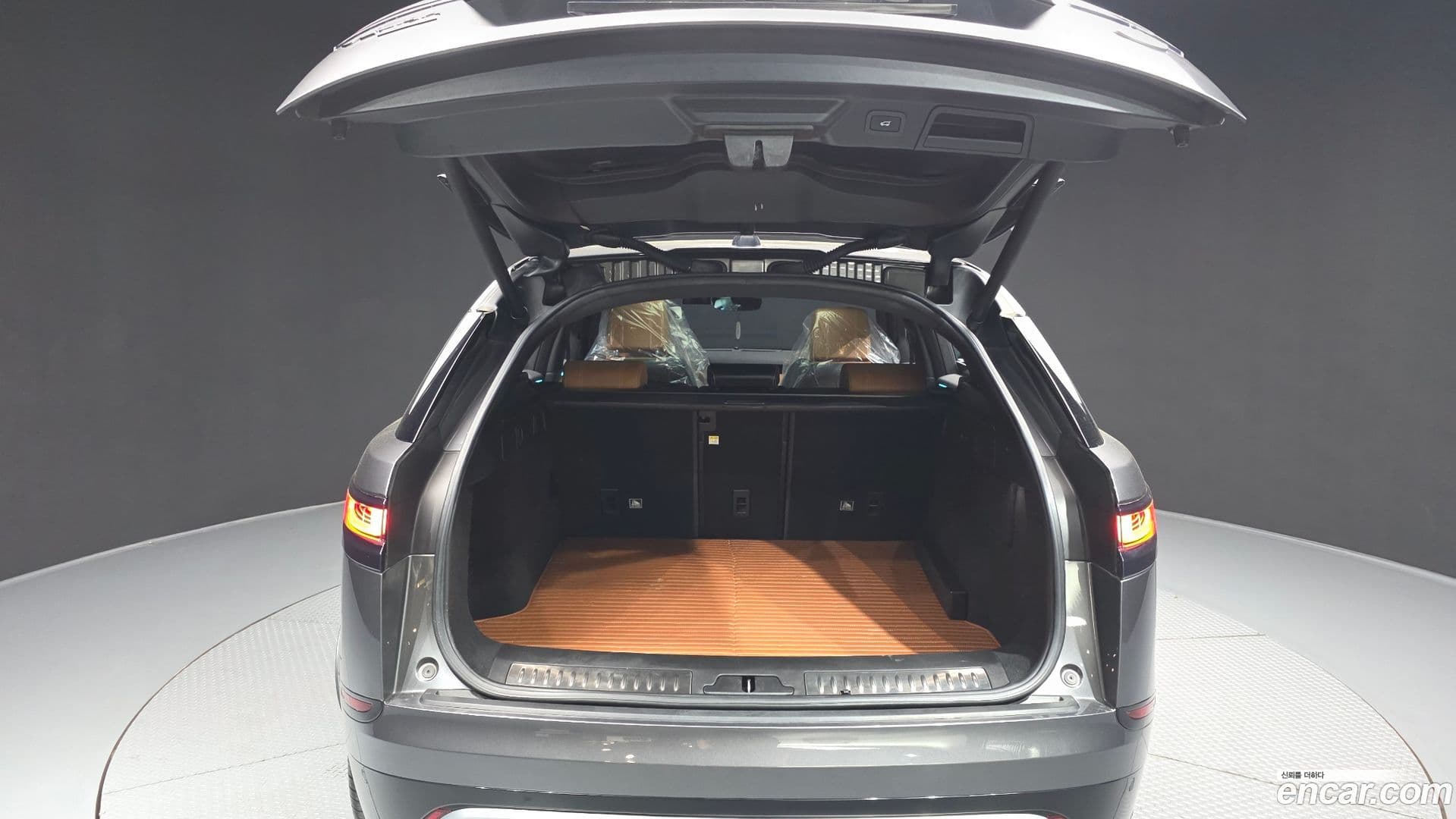 Main__Slider__Photo:Range Rover Velar Land Rover 2018.7-19
