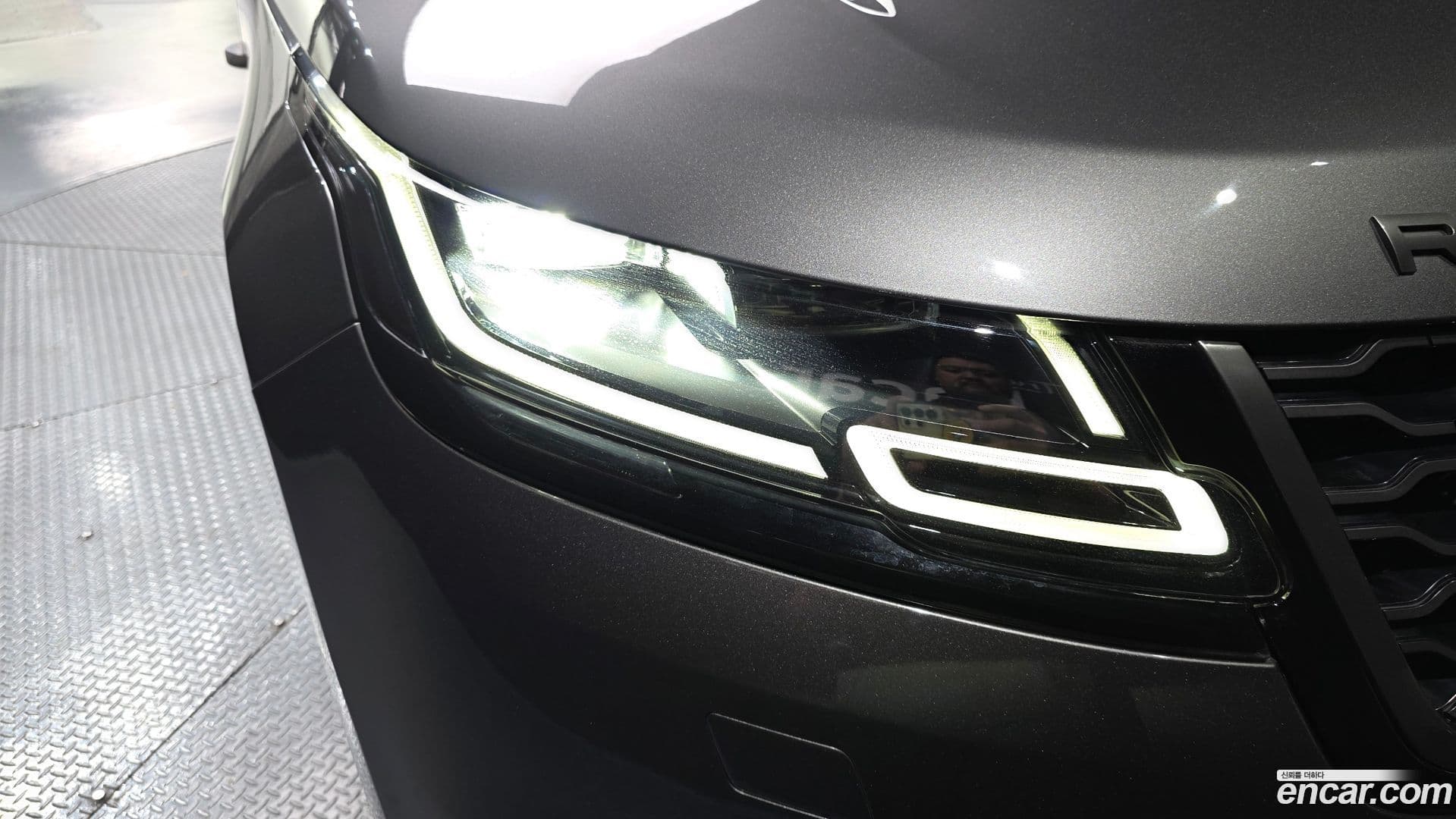 Main__Slider__Photo:Range Rover Velar Land Rover 2018.7-21