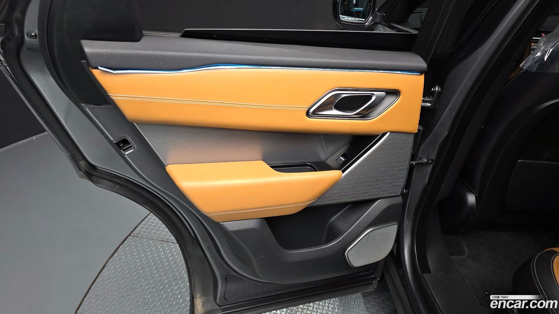Main__Slider__Photo:Range Rover Velar Land Rover 2018.7-24