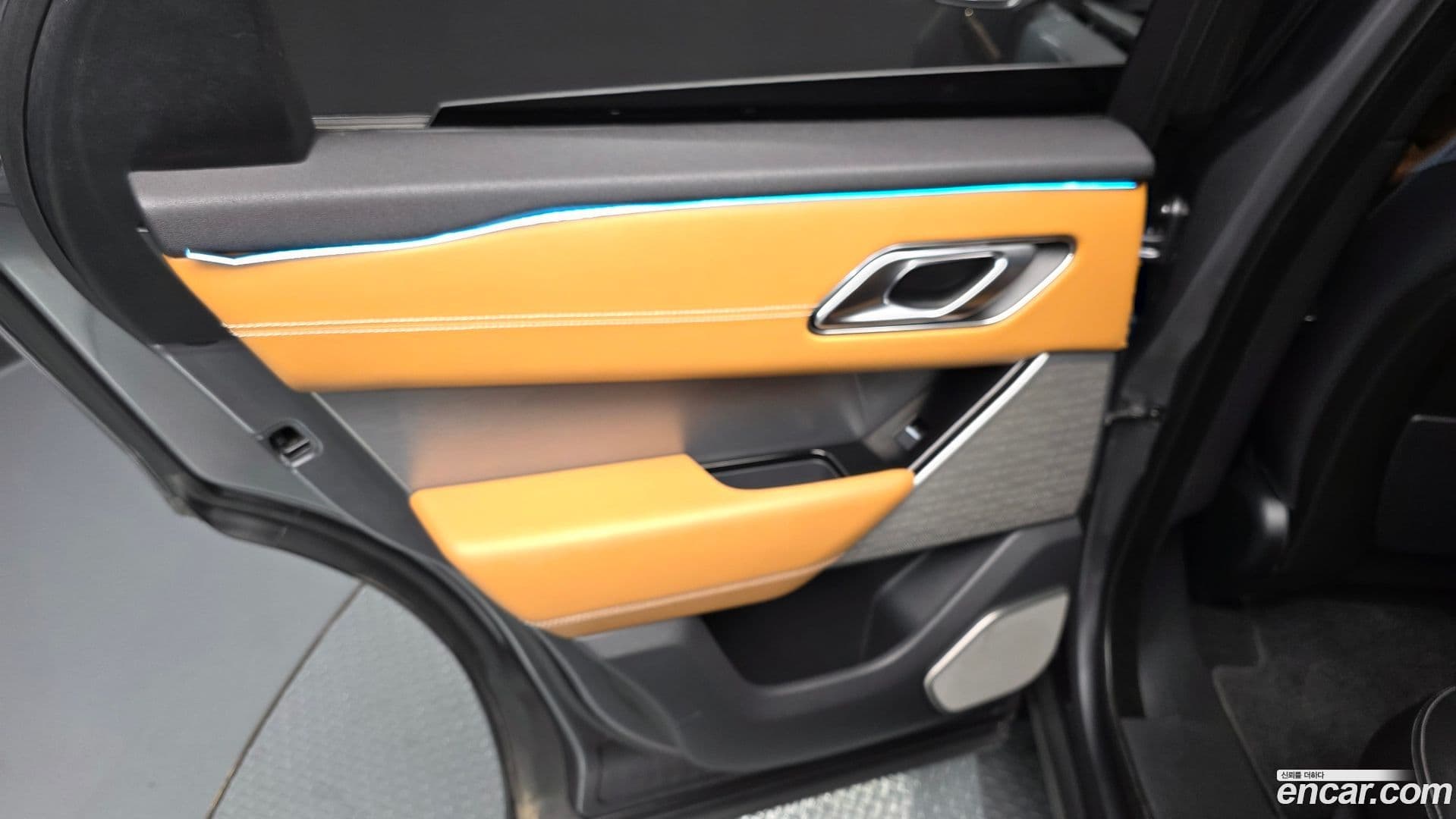 Main__Slider__Photo:Range Rover Velar Land Rover 2018.7-30