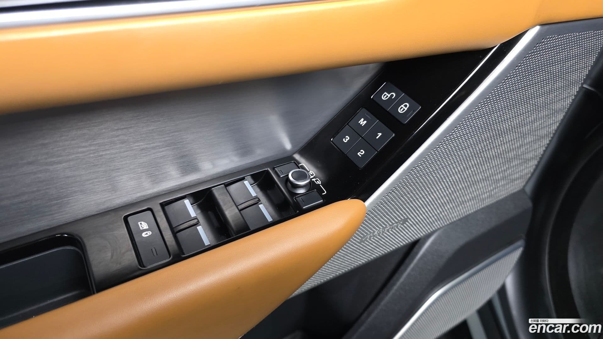 Main__Slider__Photo:Range Rover Velar Land Rover 2018.7-31