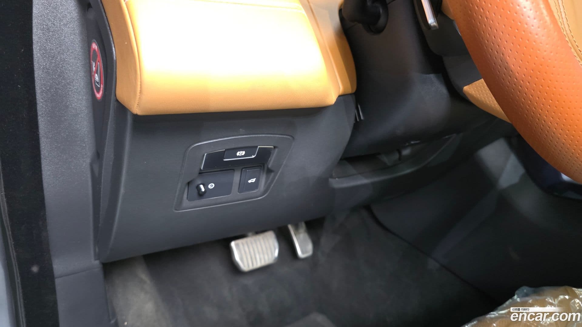 Main__Slider__Photo:Range Rover Velar Land Rover 2018.7-34