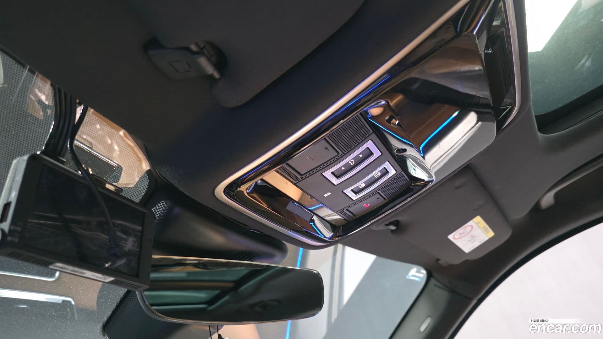 Main__Slider__Photo:Range Rover Velar Land Rover 2018.7-35