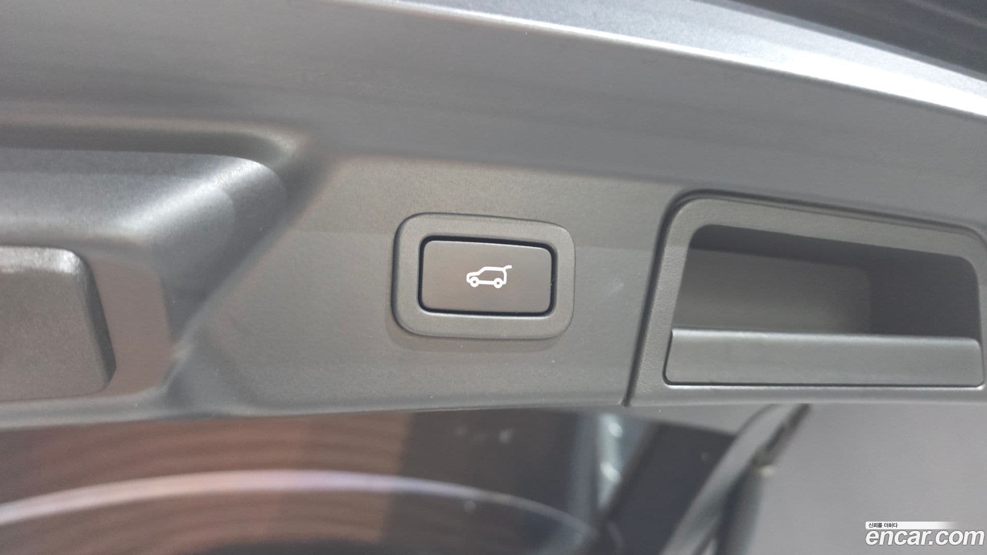 Main__Slider__Photo:Range Rover Velar Land Rover 2018.7-36