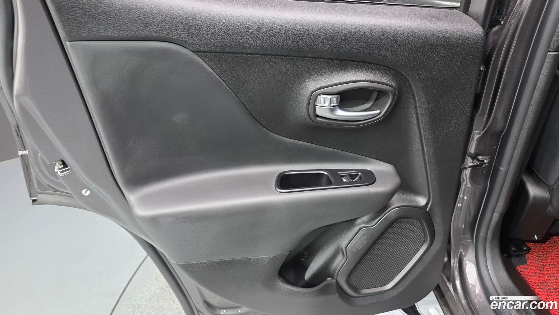 Main__Slider__Photo:Renegade Jeep 2020.2-24