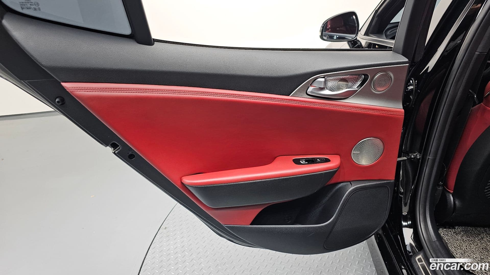 Main__Slider__Photo:Stinger Kia 2018.6-24
