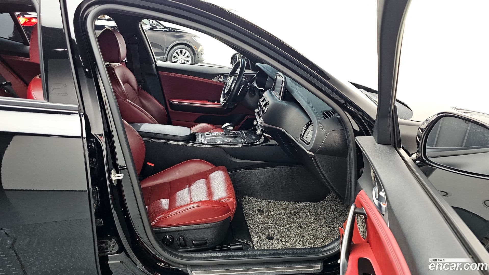 Main__Slider__Photo:Stinger Kia 2018.6-25