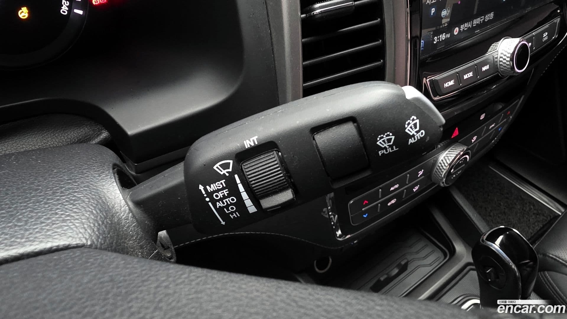 Main__Slider__Photo:Rexton KG Mobility 2018.8-29
