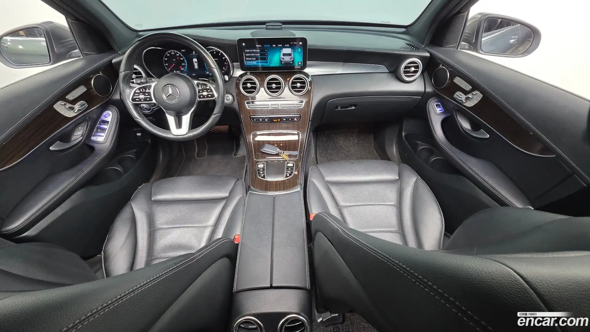 GLC-Class Mercedes-Benz 2020.0-INNER-007