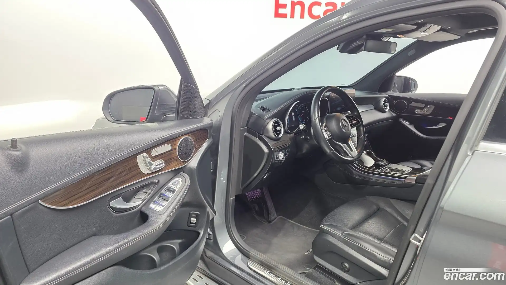 GLC-Class Mercedes-Benz 2020.0-INNER-010