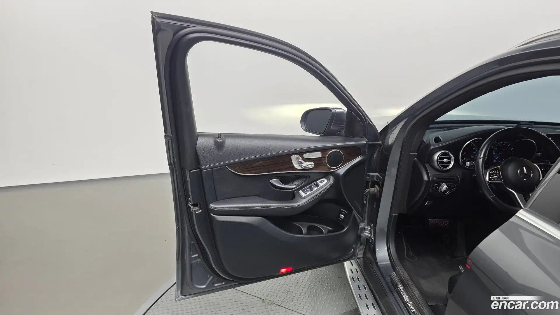 GLC-Class Mercedes-Benz 2020.0-INNER-034