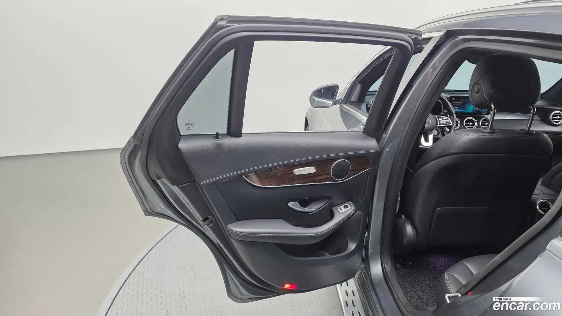 GLC-Class Mercedes-Benz 2020.0-INNER-035