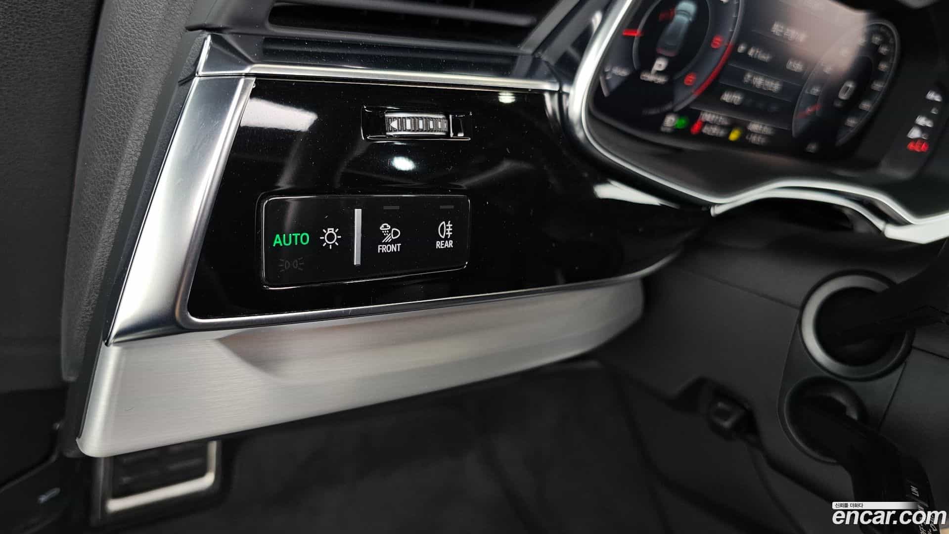 Q8 Audi 2020.4-OPTION-041