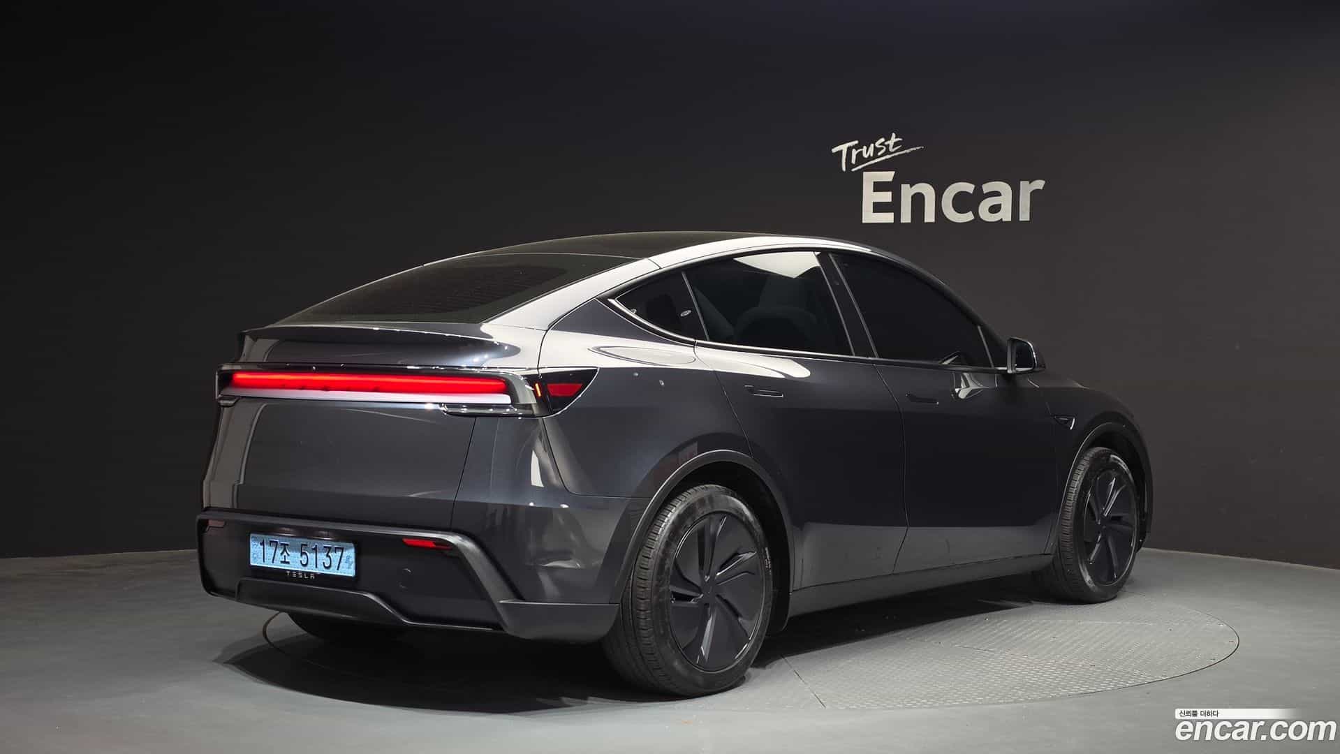 Model Y Tesla 2025.6-OUTER-002