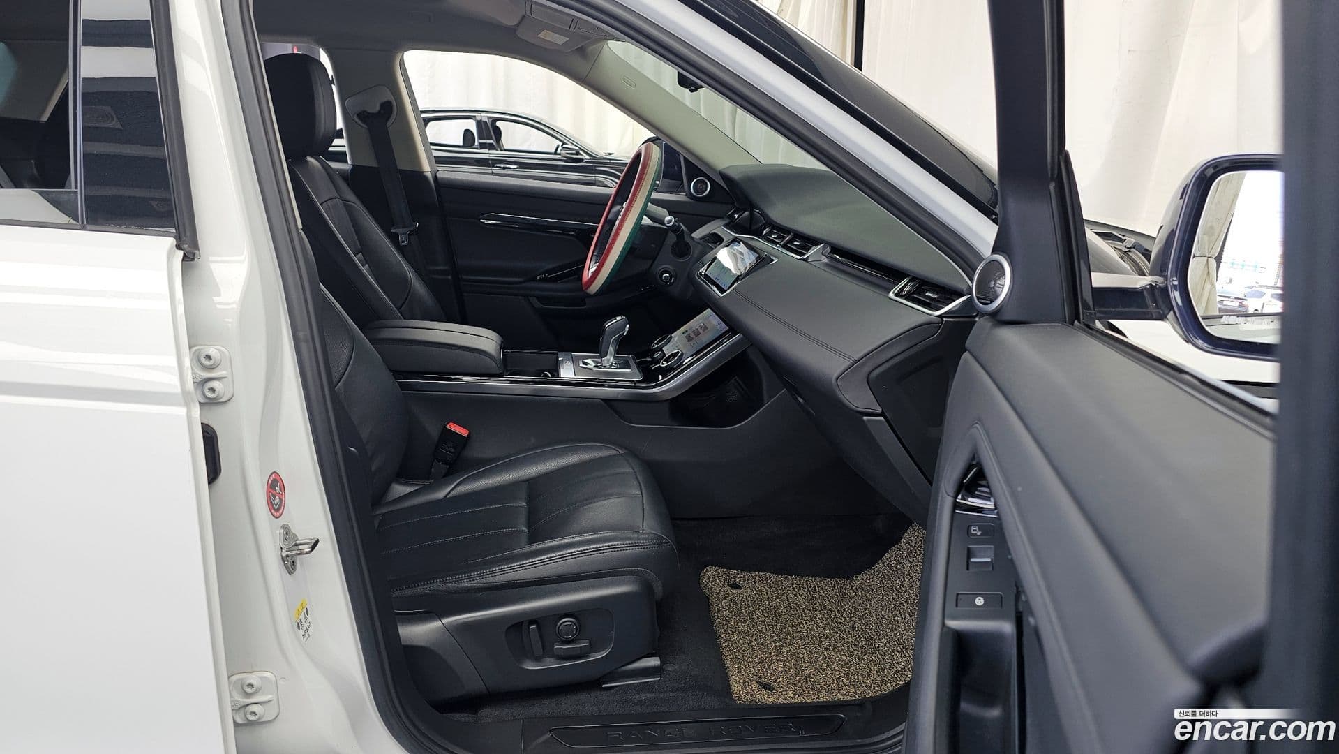 Main__Slider__Photo:Range Rover Evoque Land Rover 2019.6-10