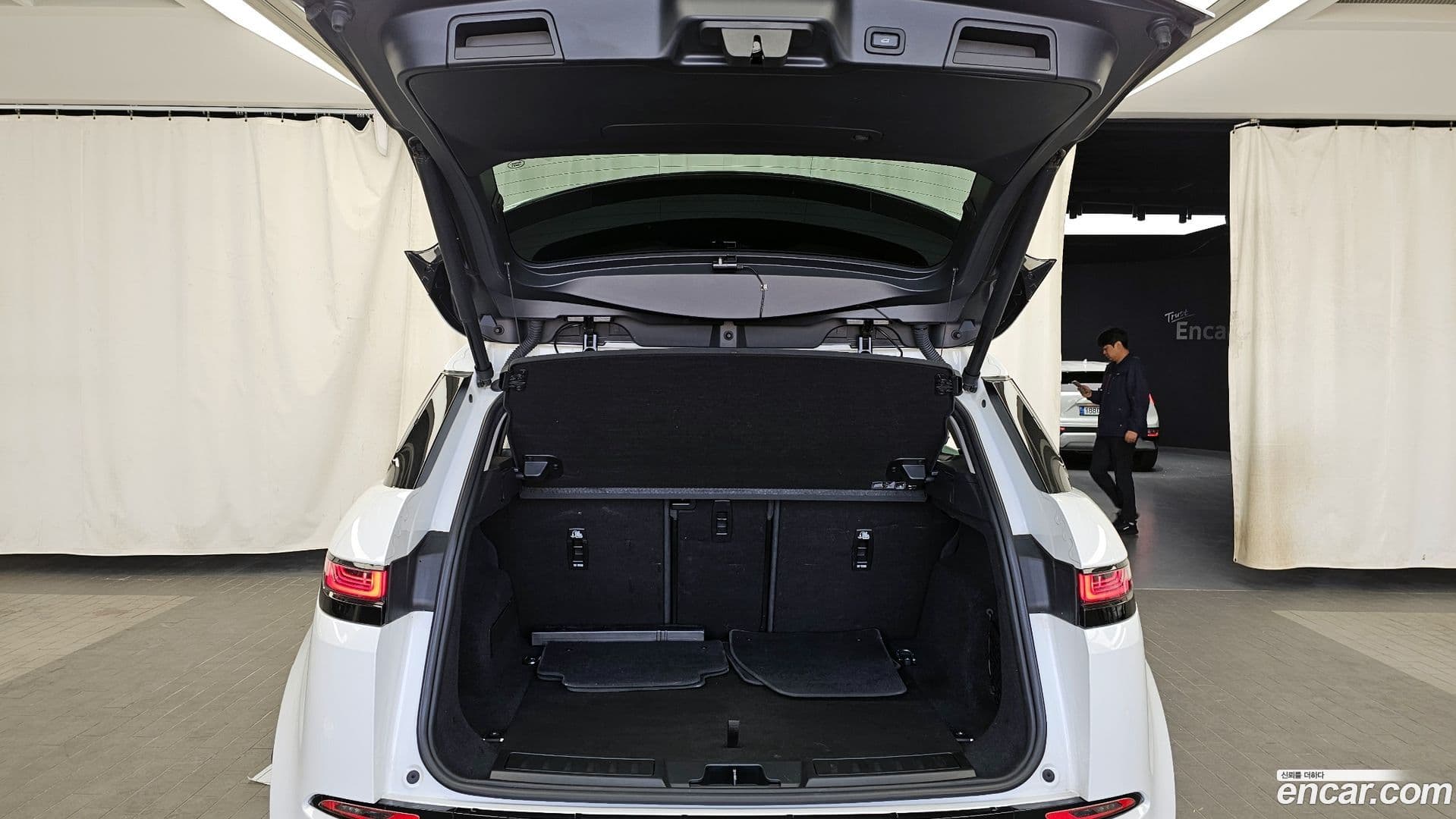 Main__Slider__Photo:Range Rover Evoque Land Rover 2019.6-19