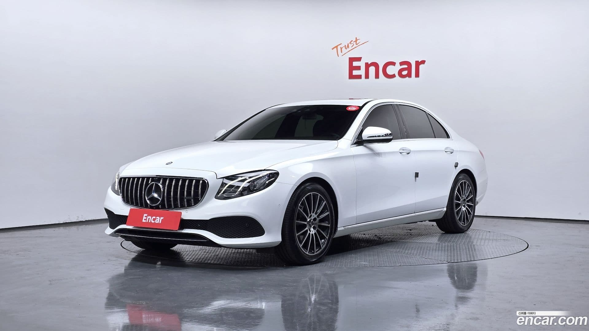 Main__Slider__Photo:E-Class Mercedes-Benz 2016.11-0